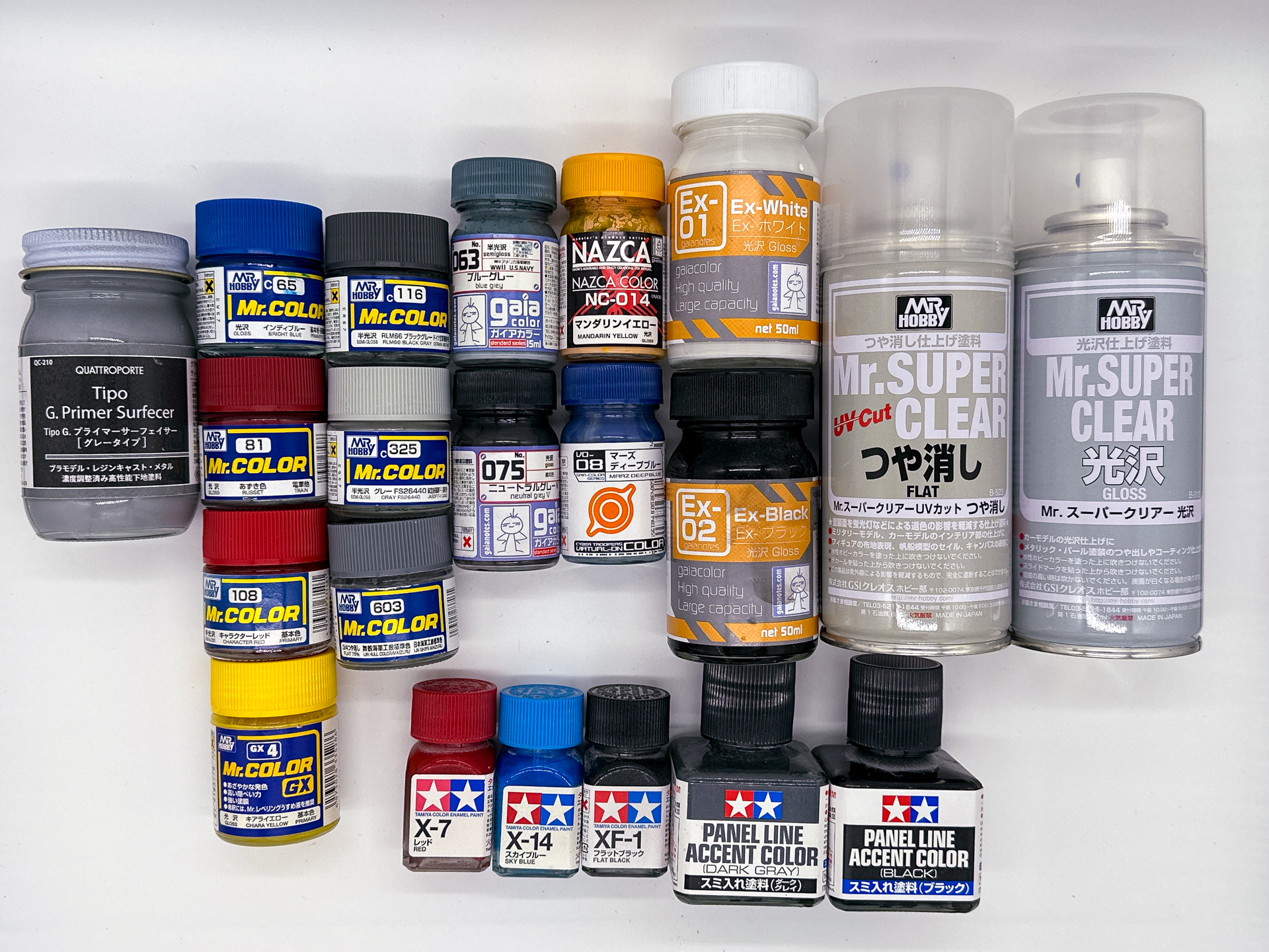 今回使用した塗料類。全パーツに一度下地色を塗布し、その後、仕上げ色にて立ち上げを行ないます。
