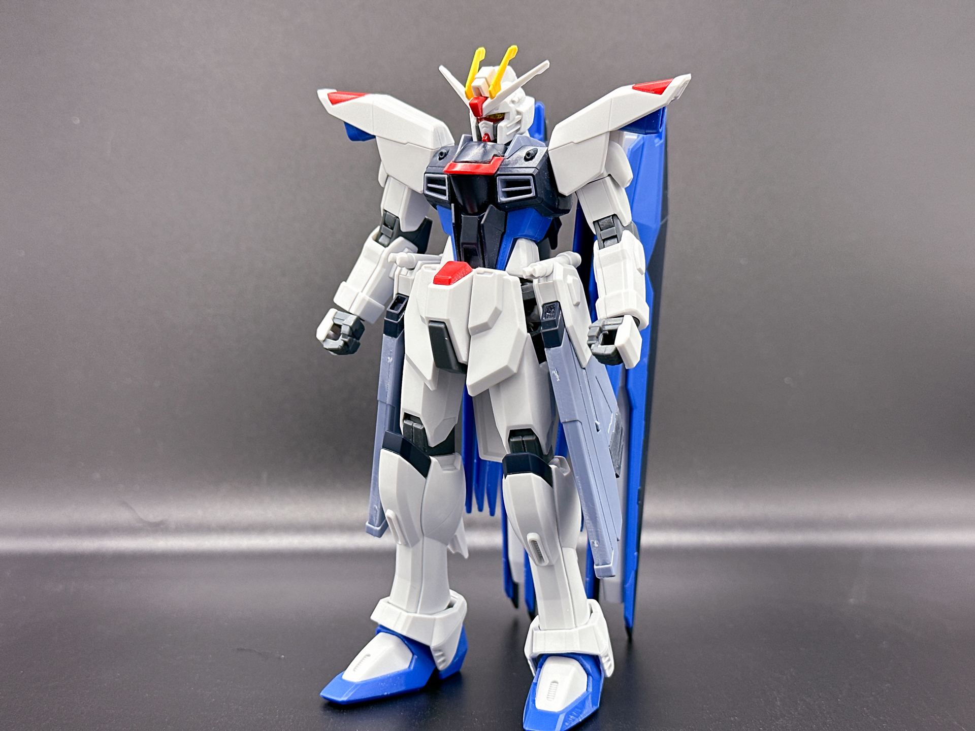 仮組状態で素立ちをさせたフリーダムガンダム。ここにプロポーションの変更を加えていきます。