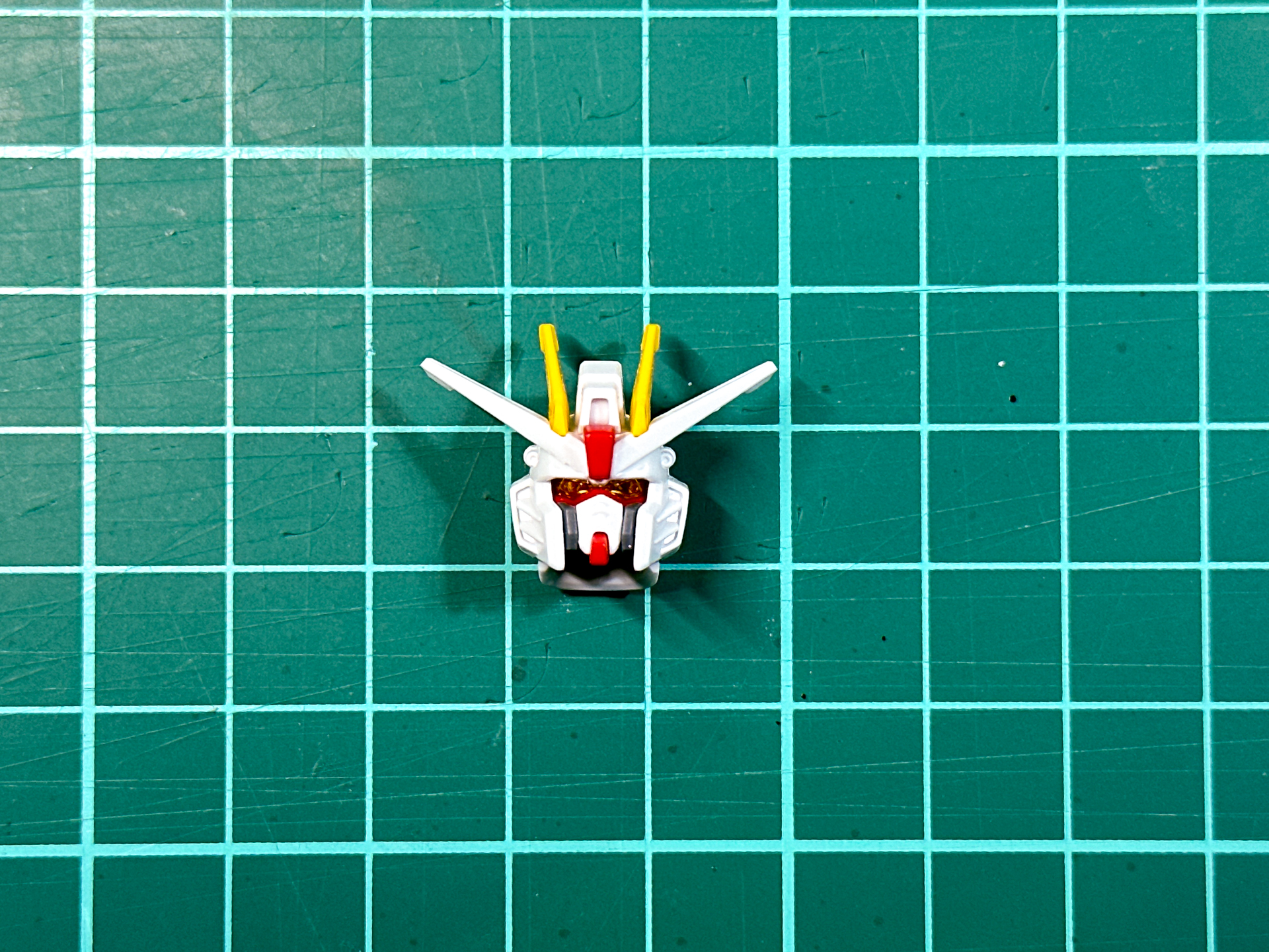 改造前の頭部パーツ。このままでも十分ですが、もう少し筆者好みに改造していきます。