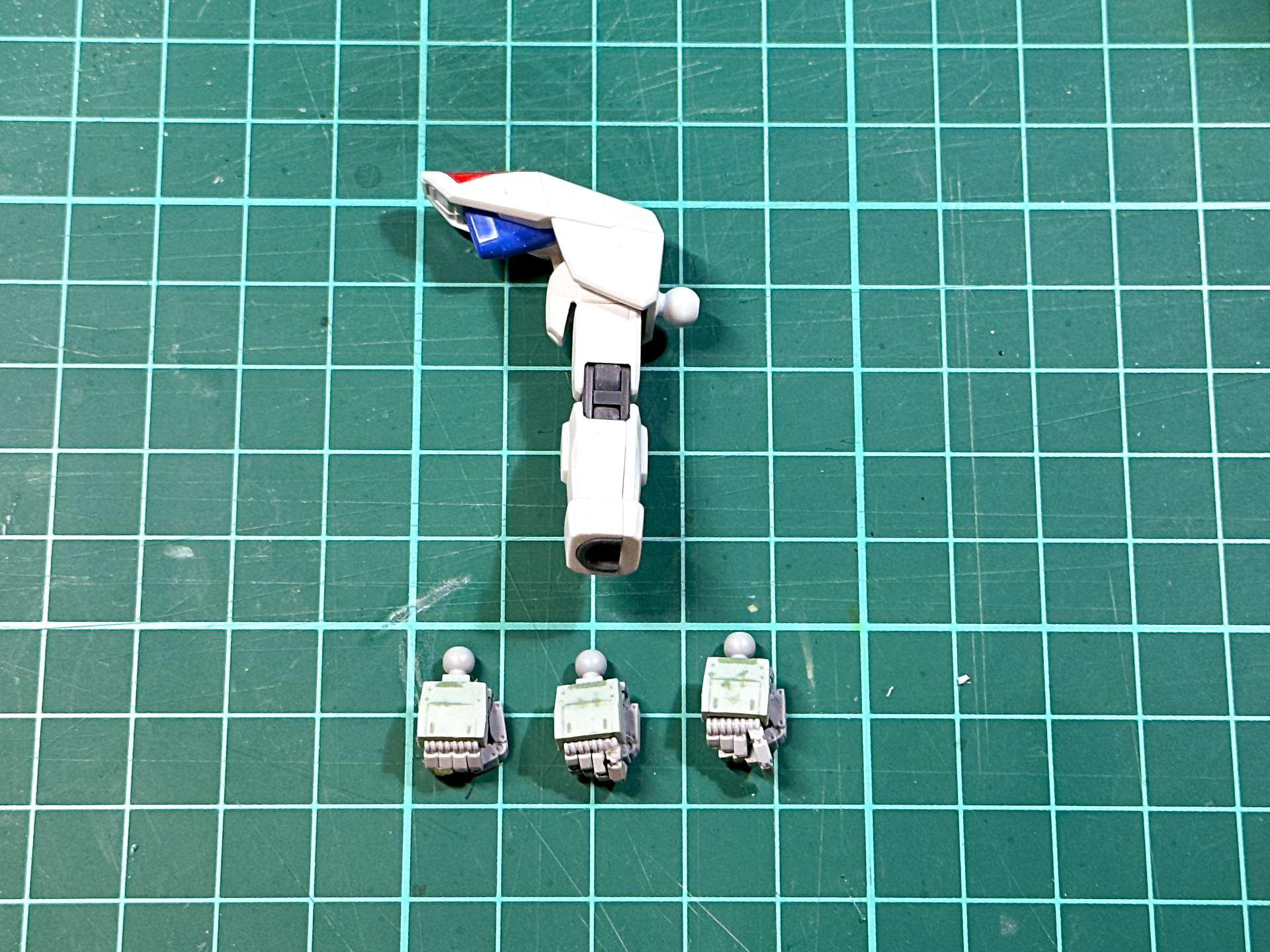 改造後の腕パーツ。ハンドパーツを各種用意しました。甲の部分のモールドはフリーダムガンダム本体のモールド量に合わせて、モールドをラッカーパテで埋めてしまいました。