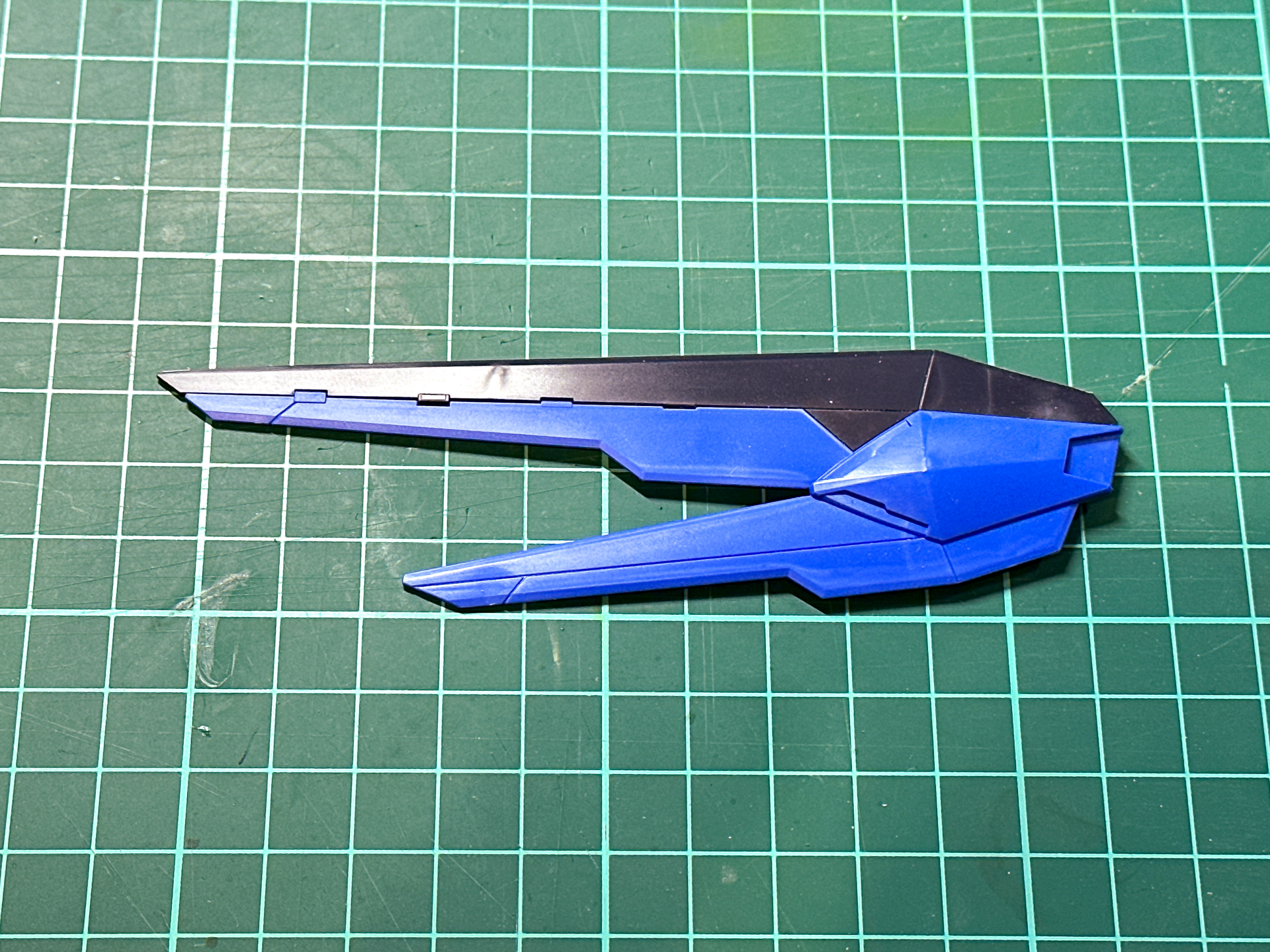 改造前のウイングパーツ。安全性確保のため、先端の角が落としてあることがわかります。