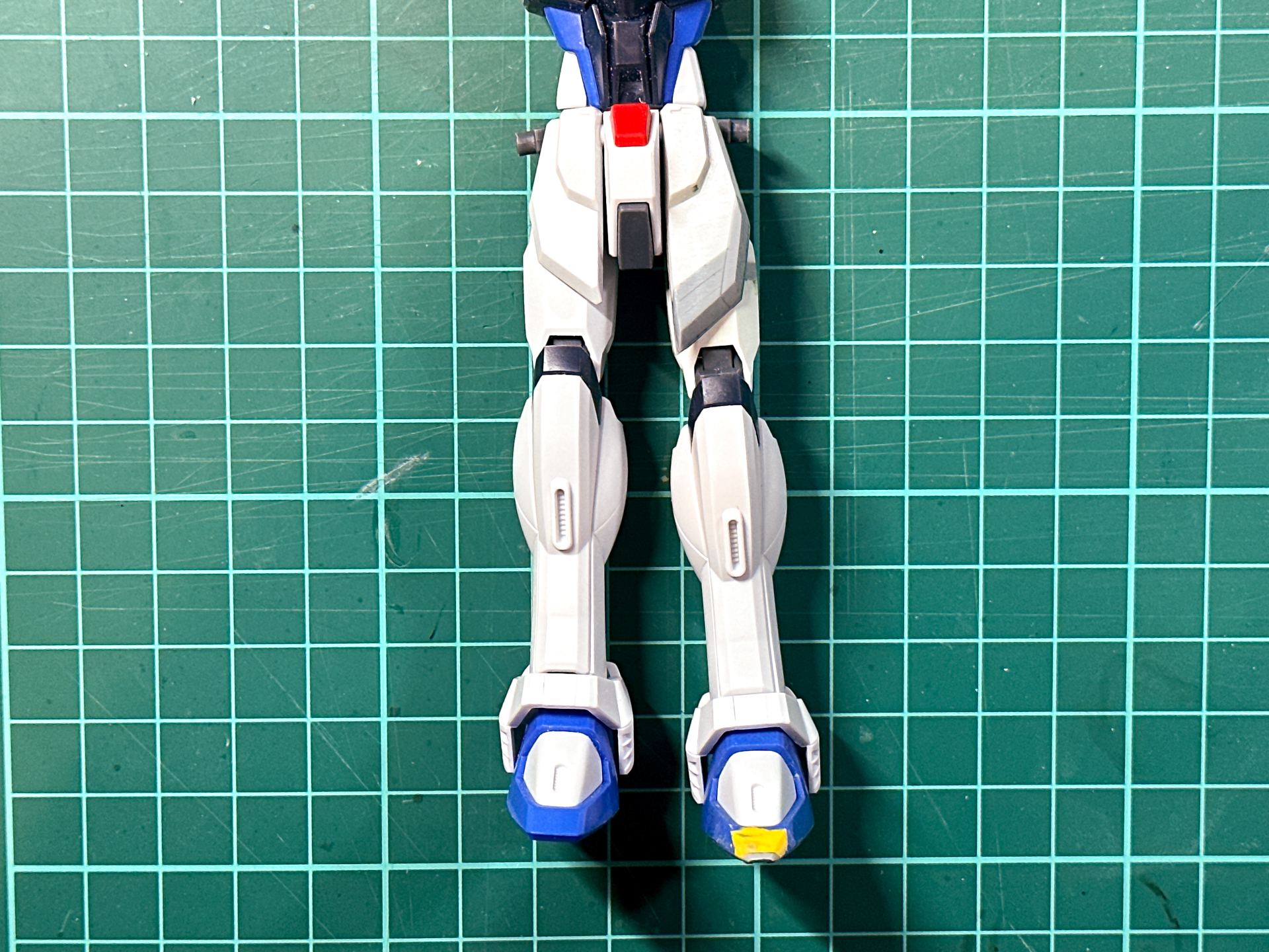 改造前の下半身と改造後の下半身の比較。左足は太ももの延長2mmとフロントアーマーの大型化、つま先の延長1mmを行なったので雰囲気が大きく変わっています。