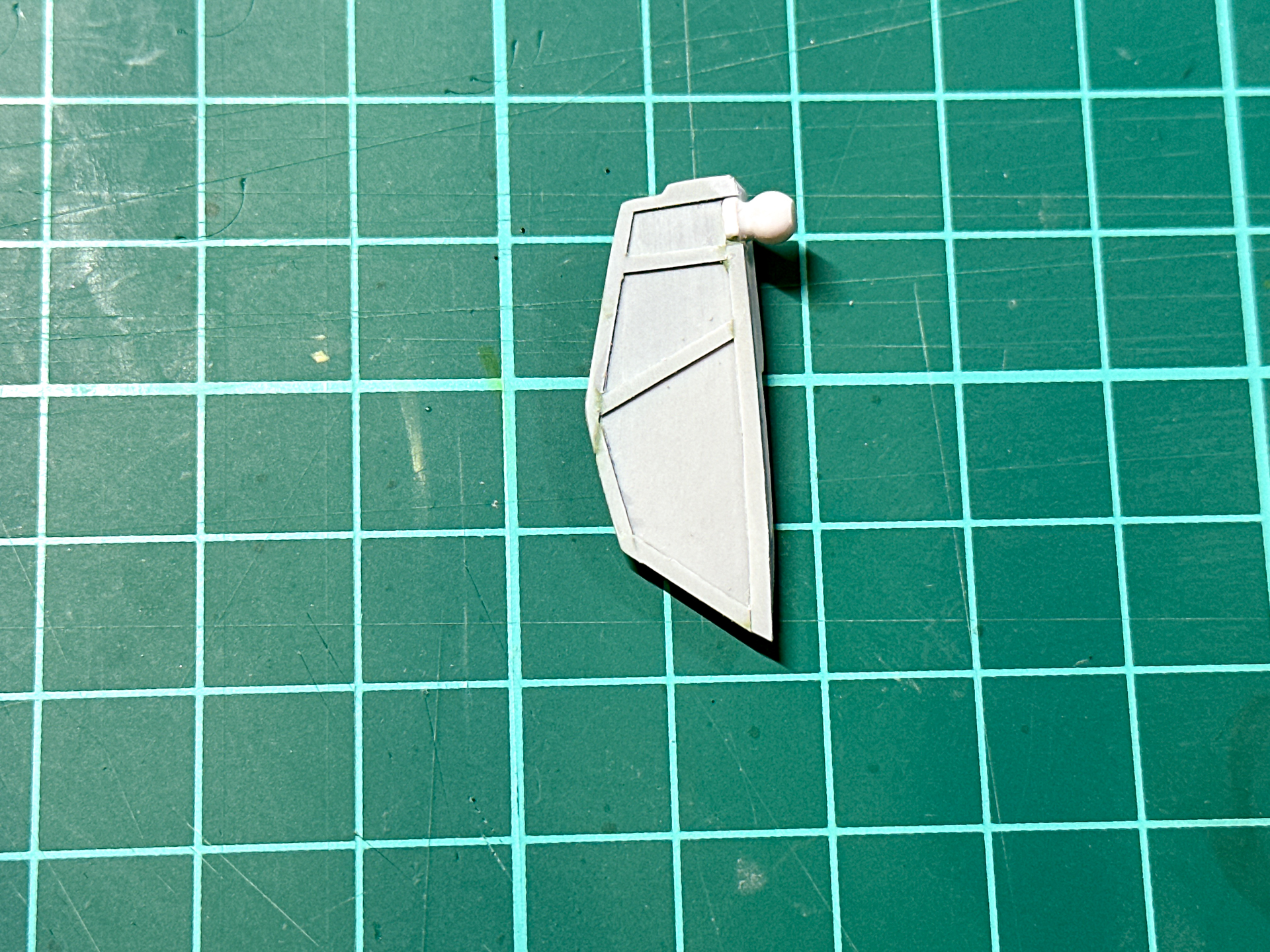 アーマー裏はプラ板でふさぎ、ディテールを追加しています。