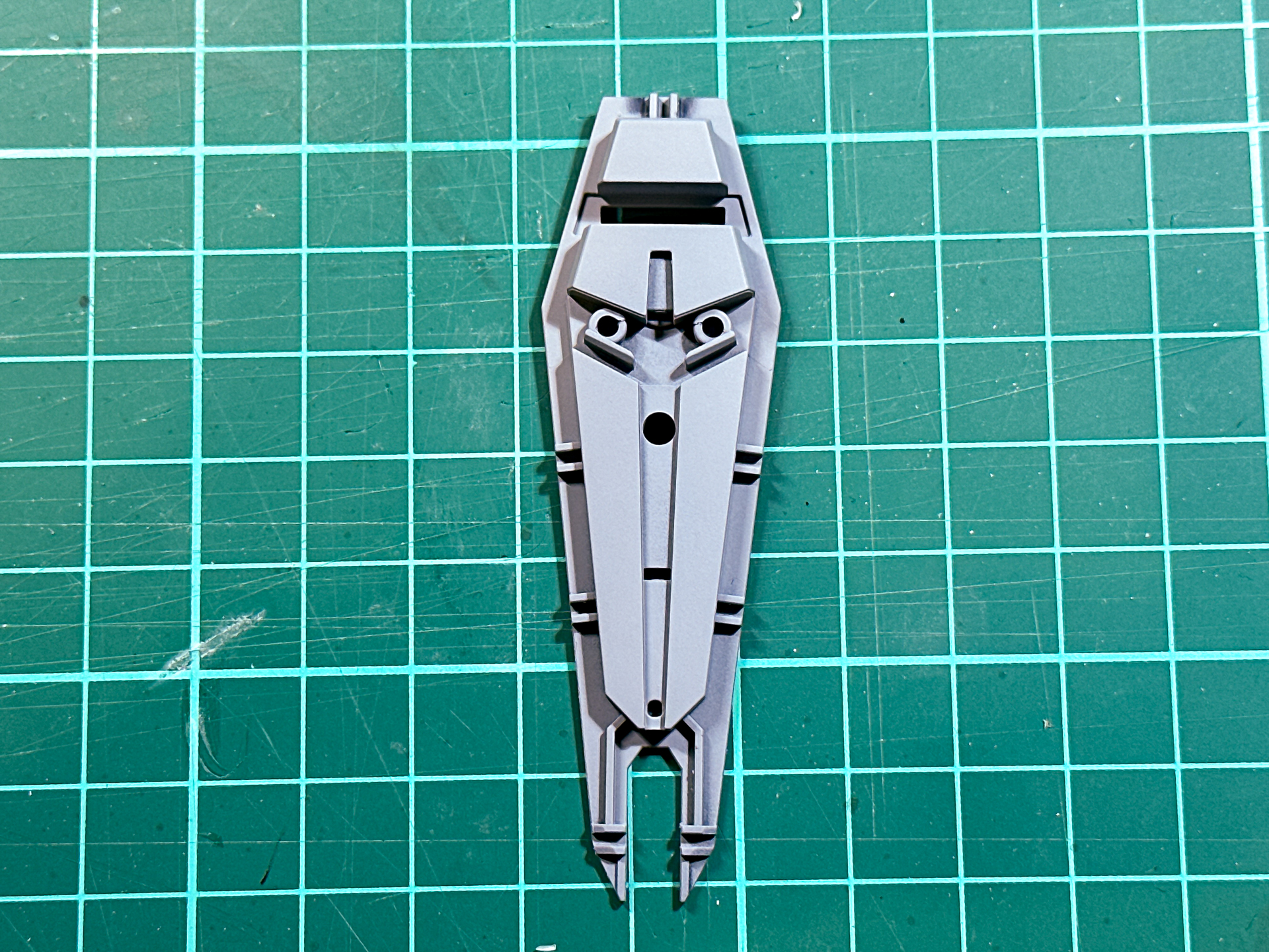 サーフェイサーを塗布したシールドパーツ。比較的深い傷もきれいに埋めてくれました。