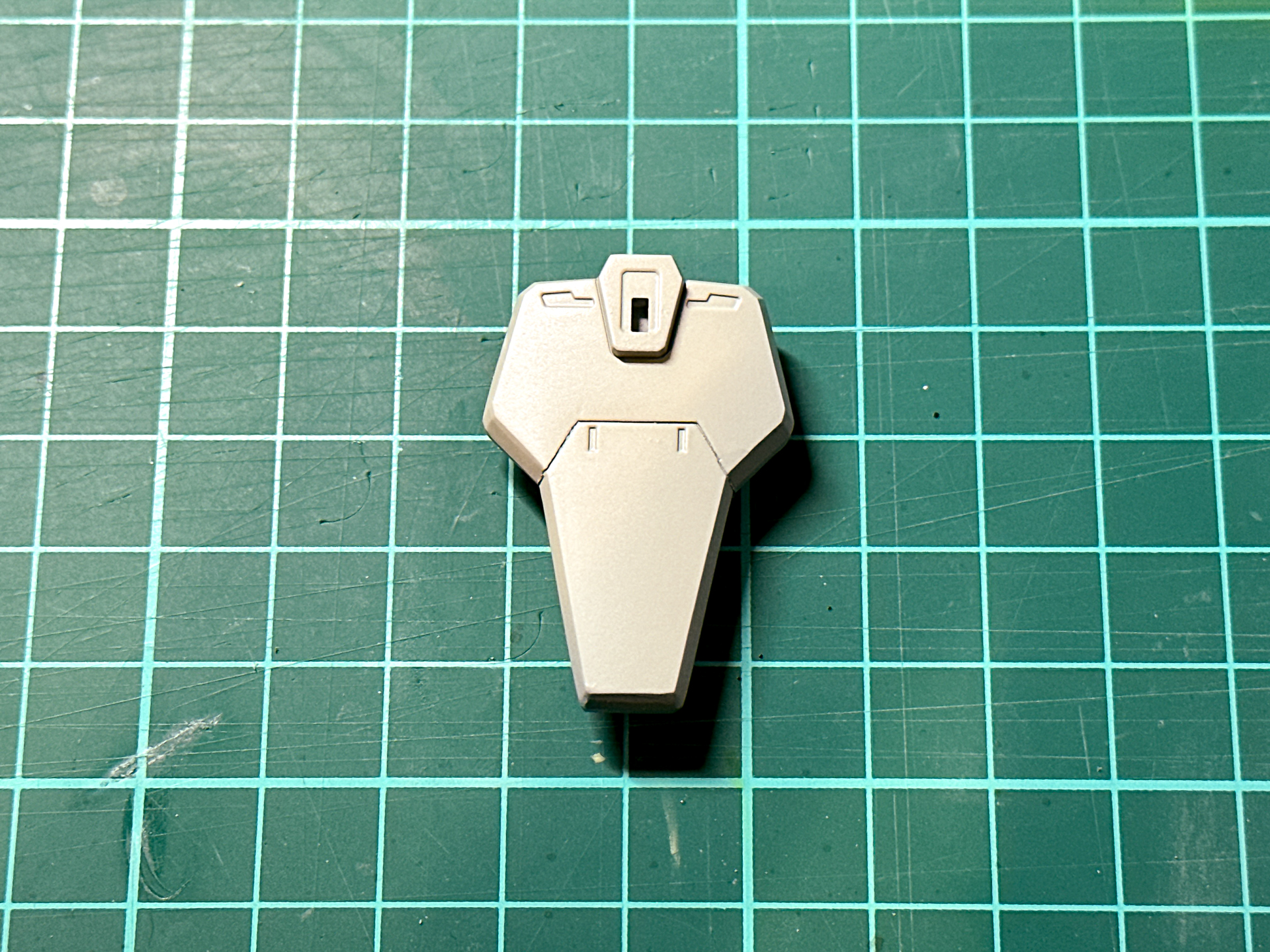 下地色を塗装したリアアーマー。少しグリーンの入ったライトグレーに仕上がりました。