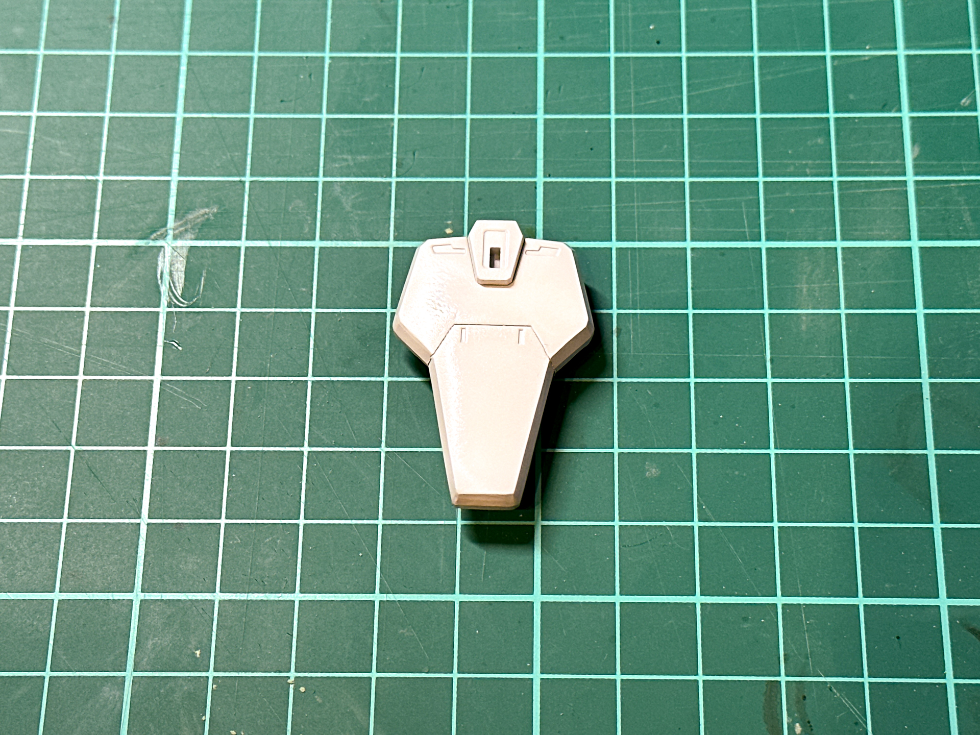 仕上げ色を塗装したリアアーマー。エッジ部分に若干下地色が透けています。