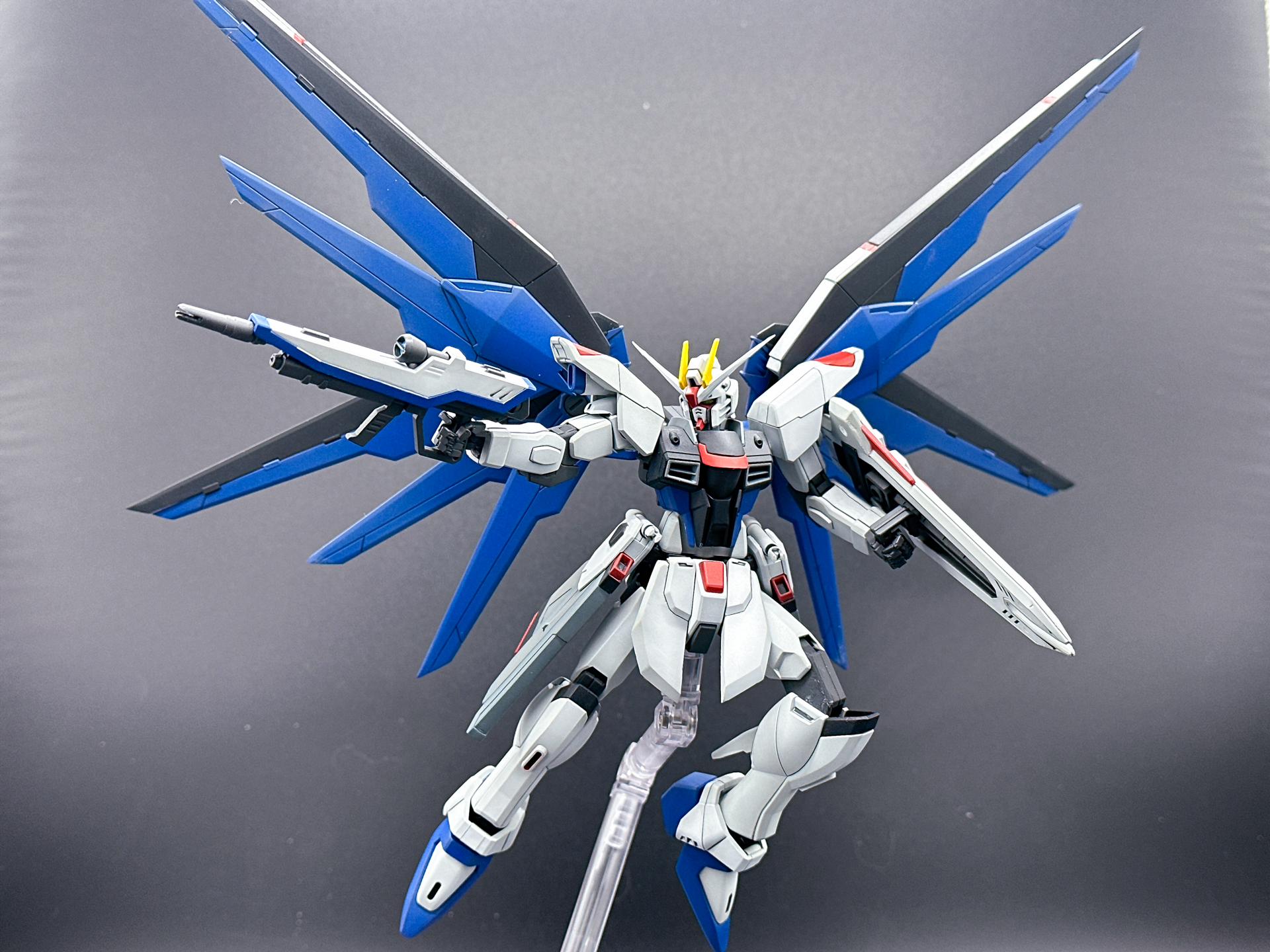 おなじみのビームライフルを構えるポーズをしてみました。エッジをシャープ化しているのでメリハリの利いたプロポーションになっています。