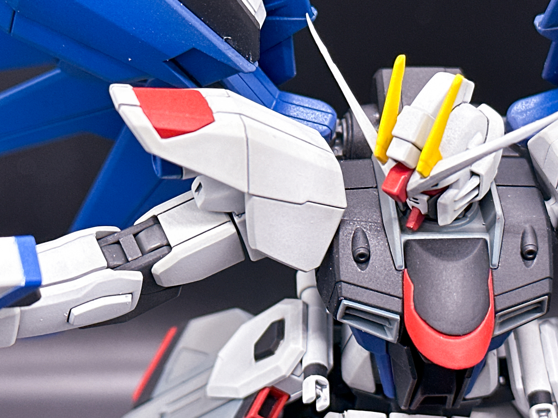 肩部のアップ。グラデーションによる微妙な色の変化がベタ塗では出せない立体感を表現しています。