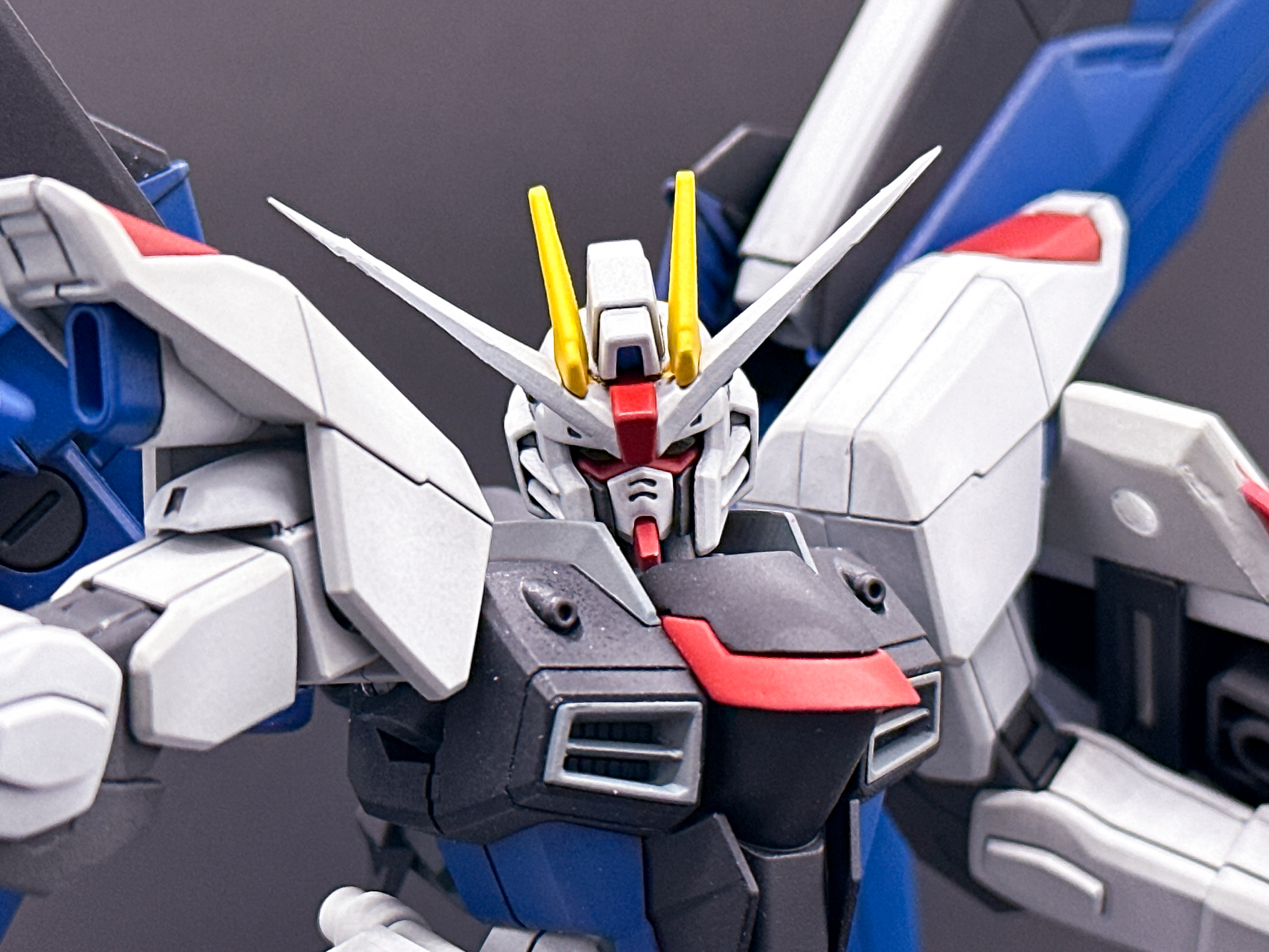 顔のアップ。頬パーツを削って薄くすることで少し引き締まった印象になるように狙っています。