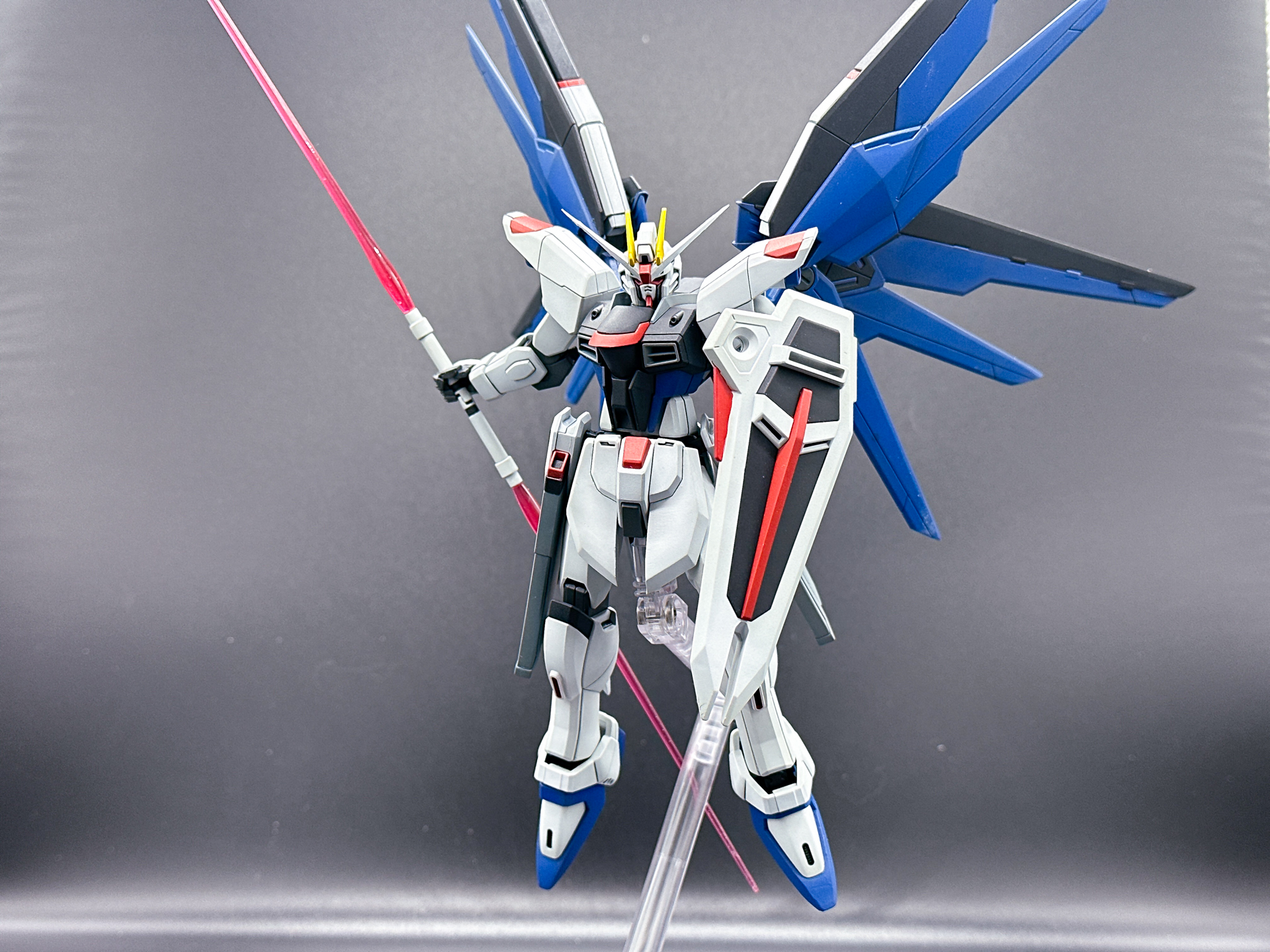 ビームサーベルを構えてみました。連結できるビームサーベルはフリーダムガンダムをよりスタイリッシュに見せることが可能です