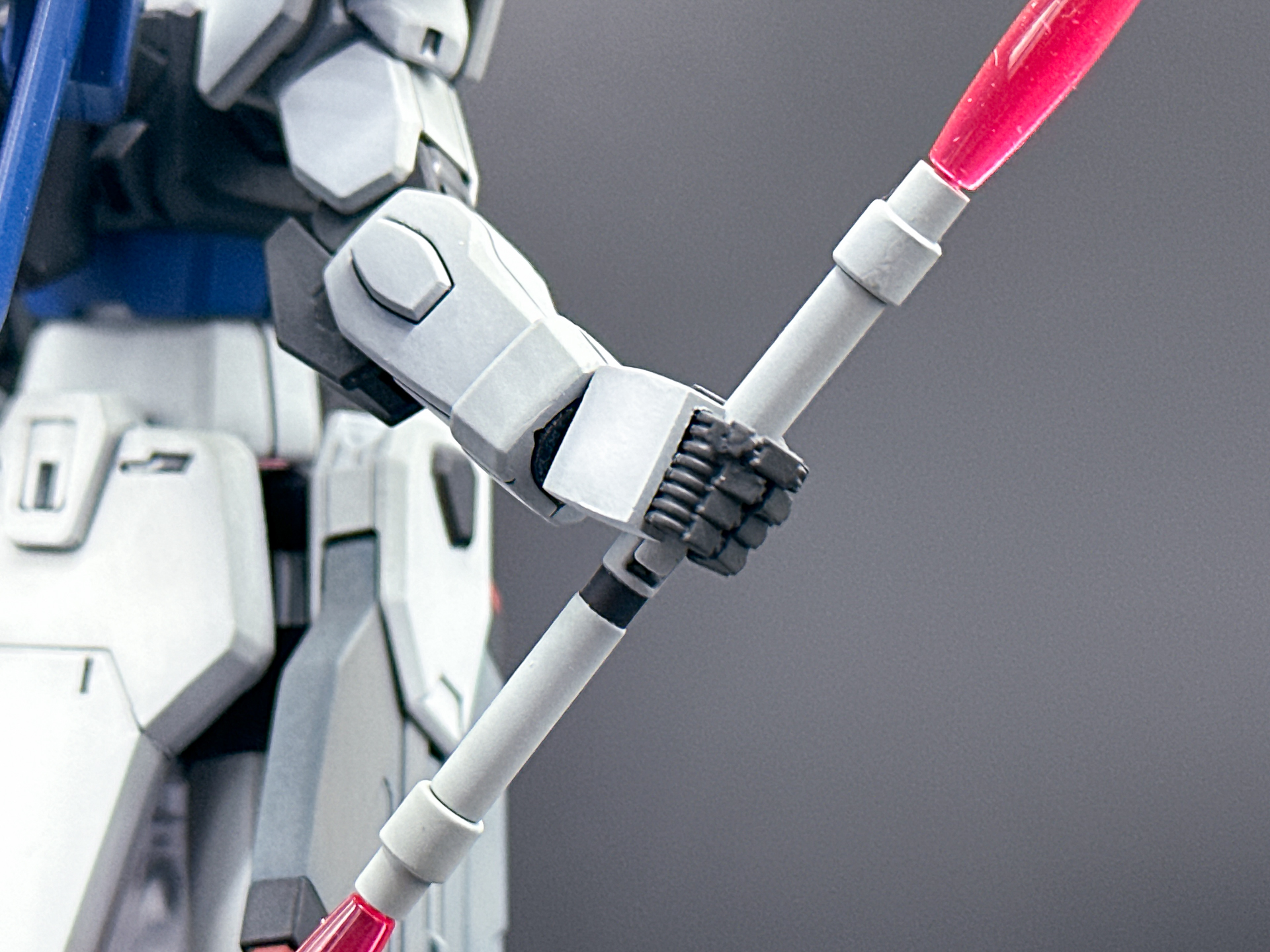 ハンドパーツのアップ。甲部分はモールドをあえて消すことでディテール密度のバランスを取りました。