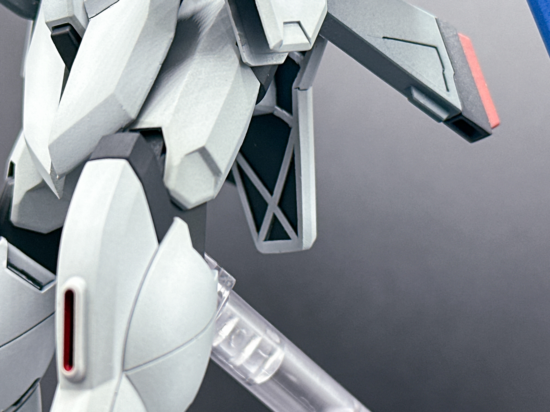 リアアーマーのアップ。ちらりと見える箇所にディテールを施すことで少し変わった印象を与えることが可能です。