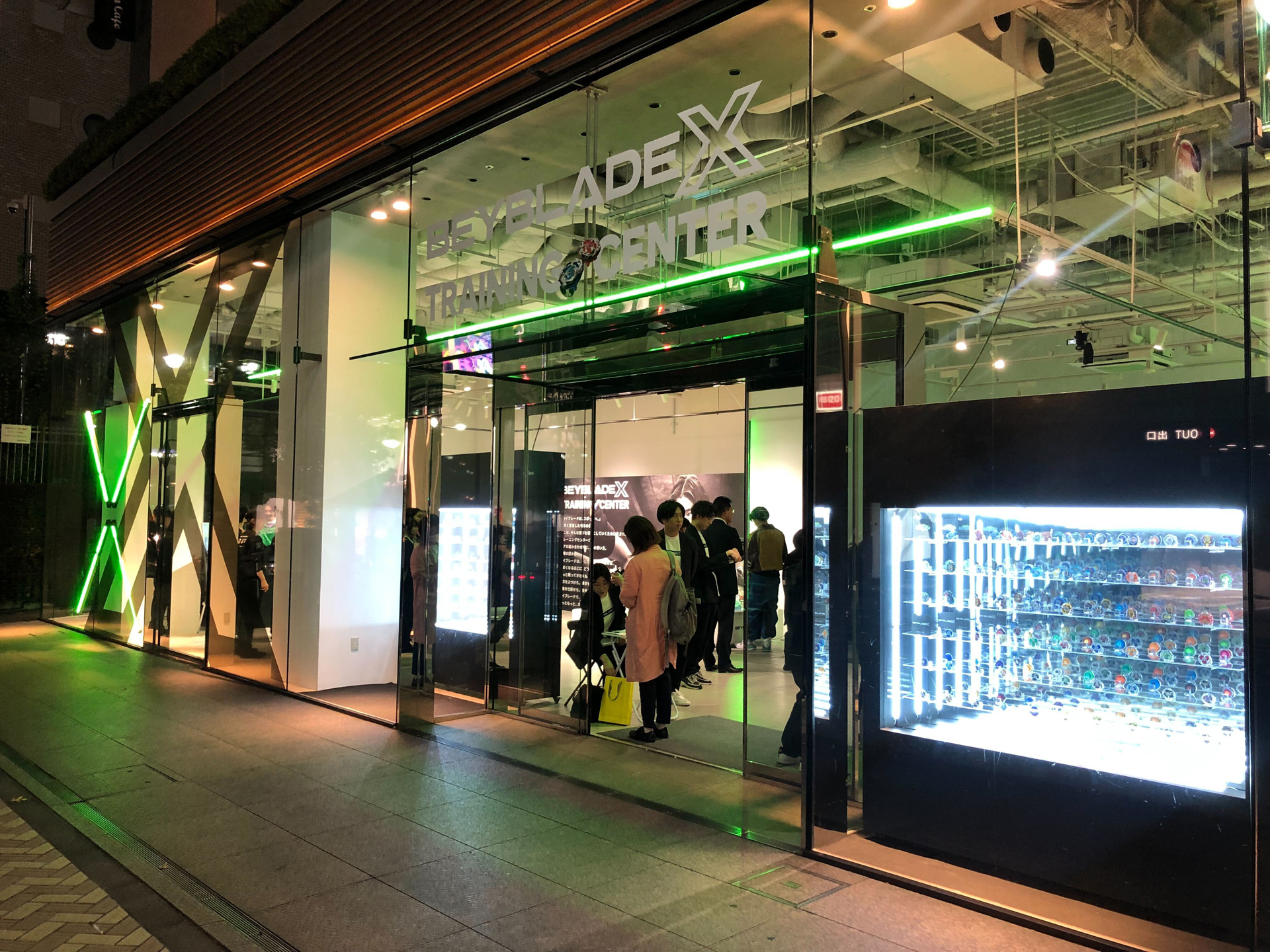 「BEYBLADE X TRAINING CENTER」は、「ベイブレード」を体感できるトレーニング施設。ギアの選別、腕の使い方、戦略の読み合い……。戦いのルールや戦術を学ぶことができ、より激しい戦いが楽しめる