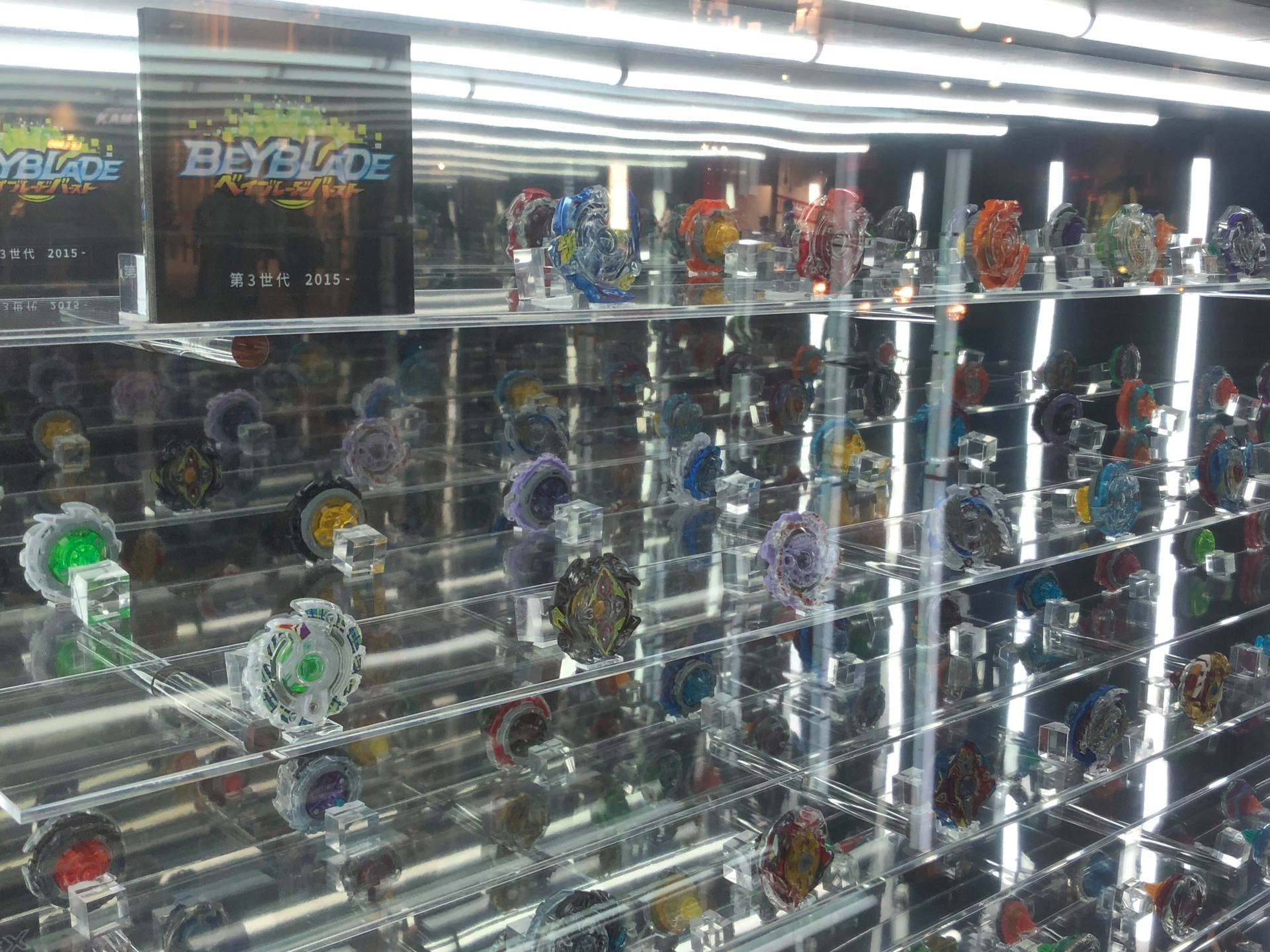 歴代から最新まで、ベイブレードがずらり