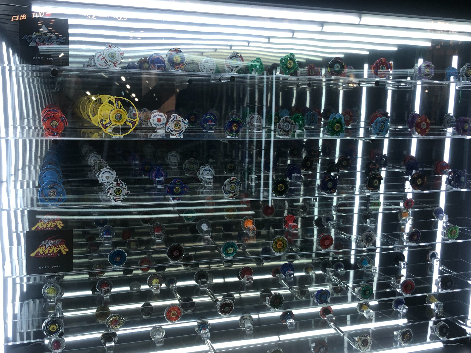 歴代から最新まで、ベイブレードがずらり