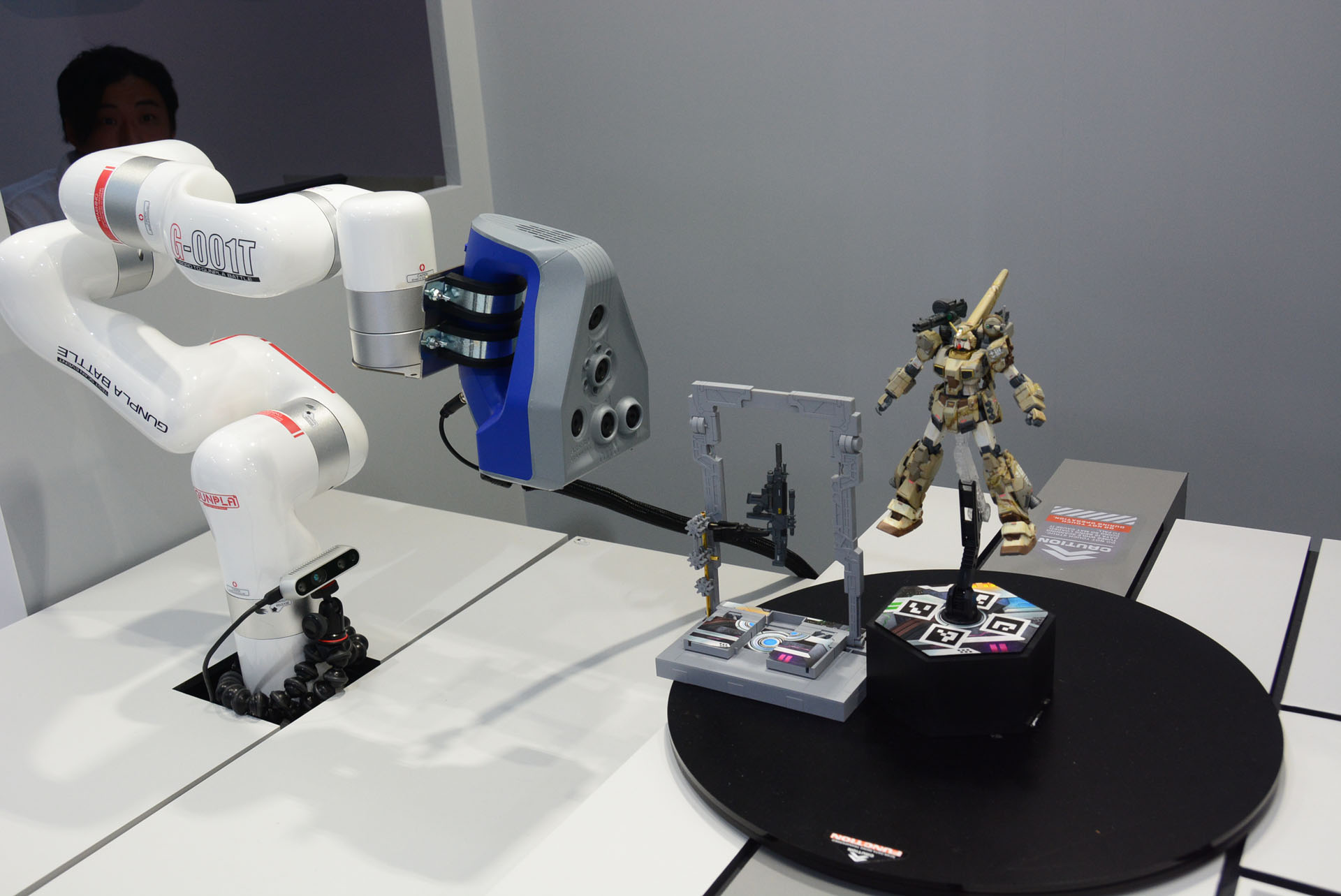 ガンプラをスキャン。本体と武器を別々でスキャン。業務用の最新スキャナーにて精密にデータを取り込む