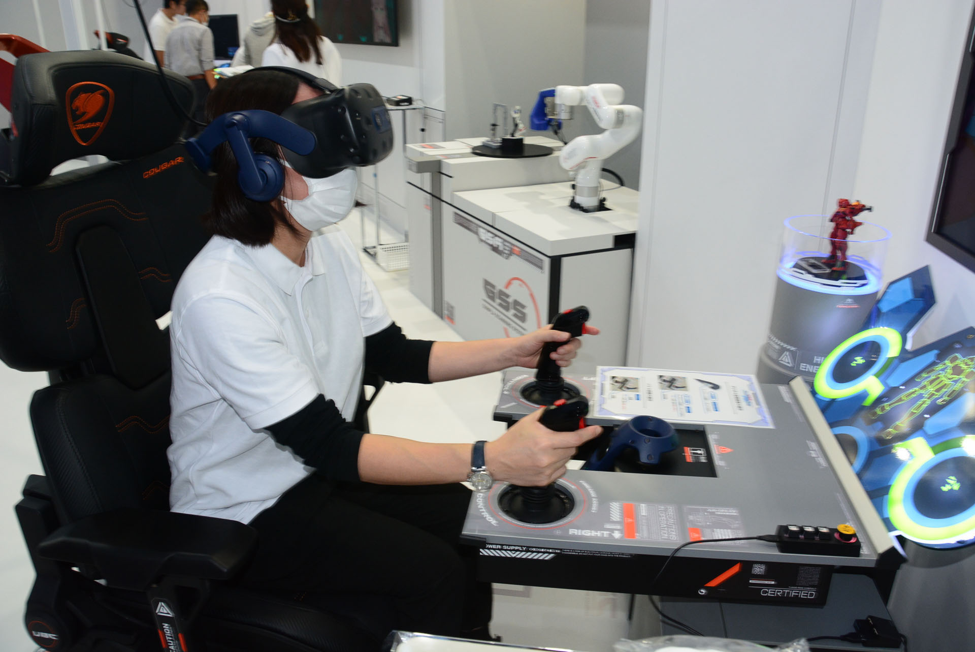 VRヘッドセットをつけ、パイロットシートに座ってガンプラを操縦！