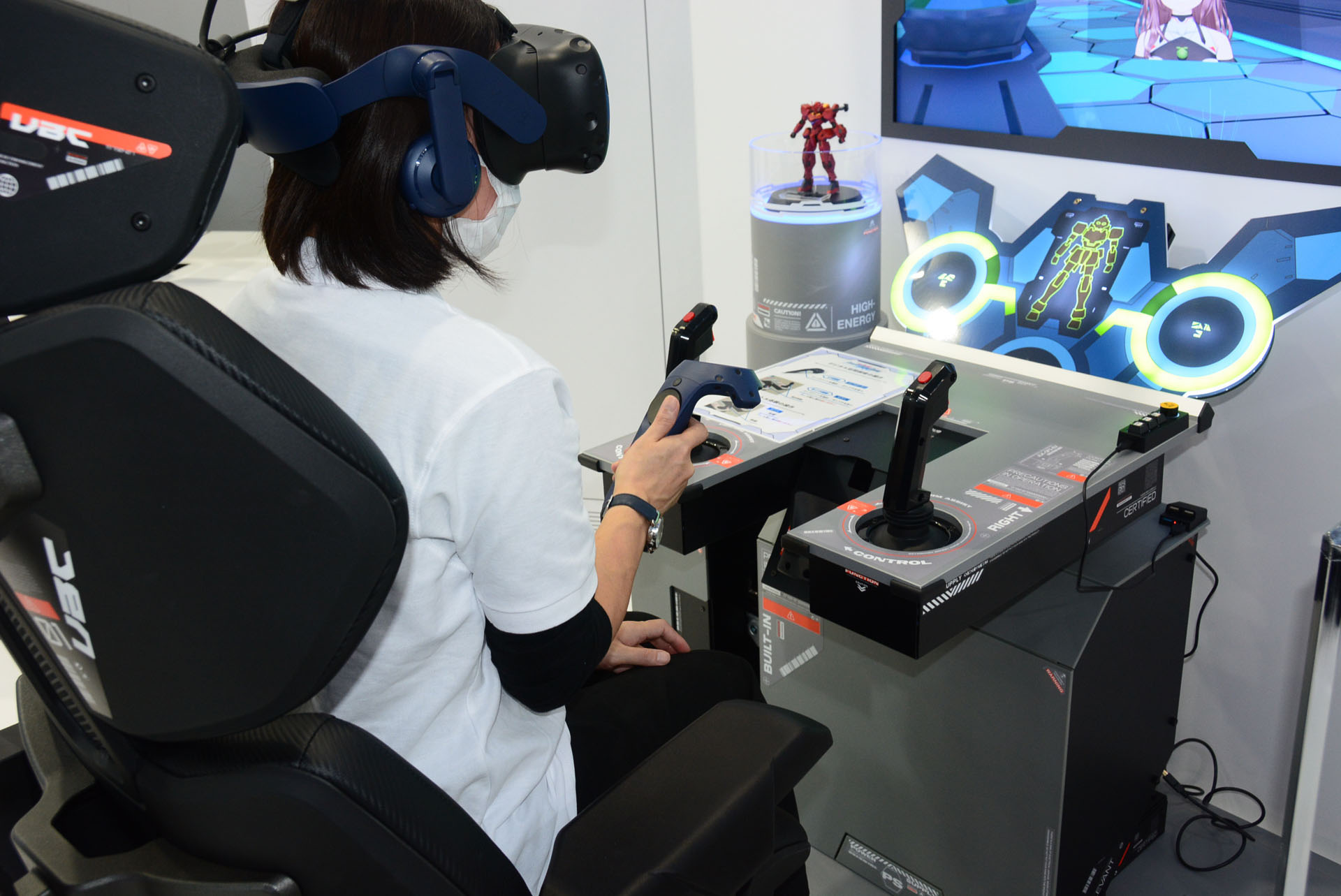 最初はVRコントローラを使って「マイルーム」でガンプラを楽しむ