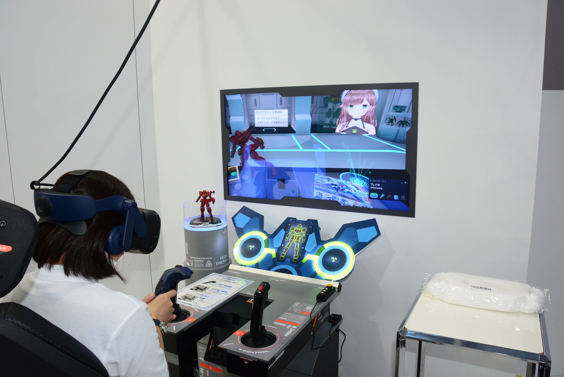 コントローラーを動かすと実際にガンプラを手に持っているかのようにガンプラが動く