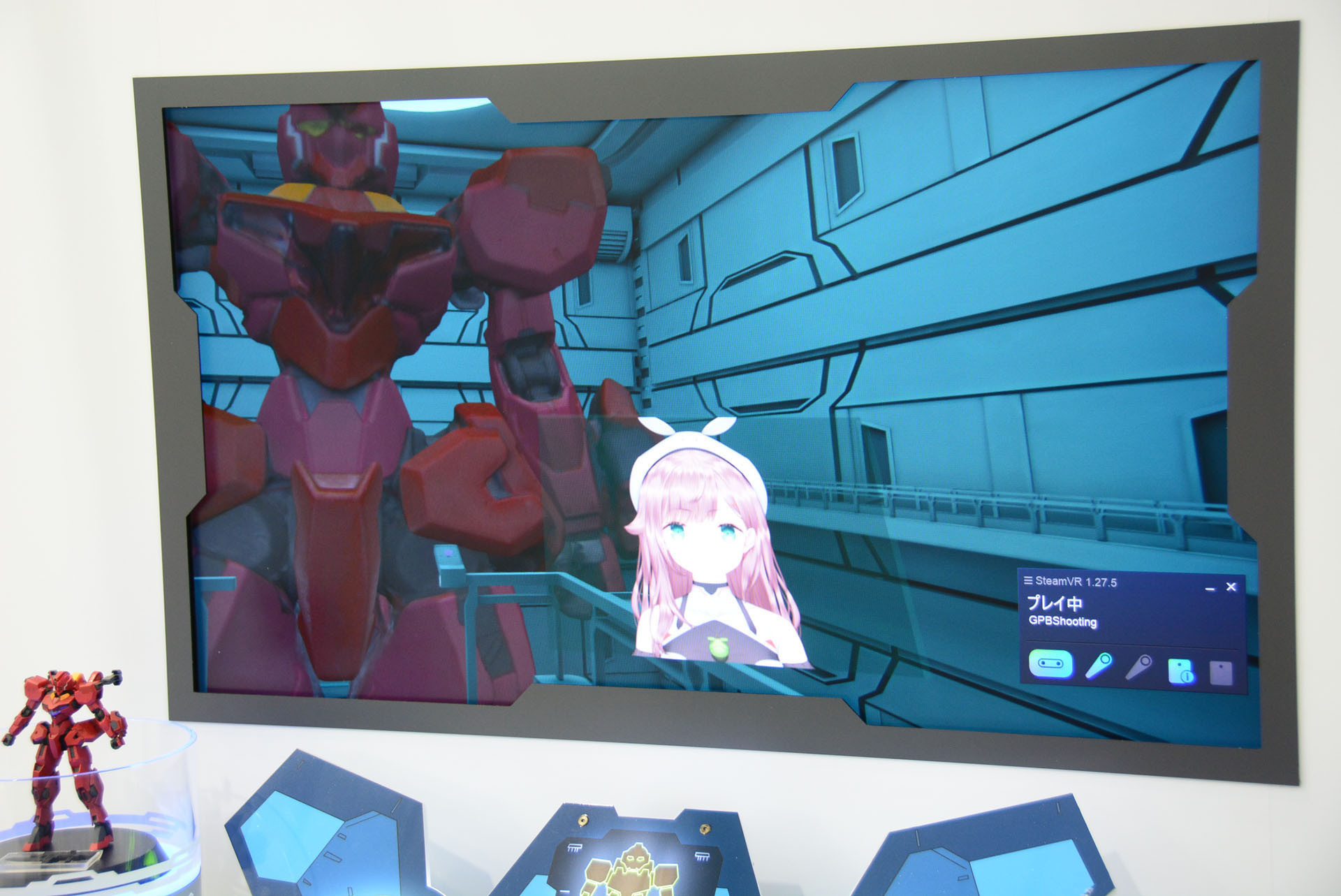 続いてはハンガー。手の中のガンプラが18メートルサイズに巨大化する！