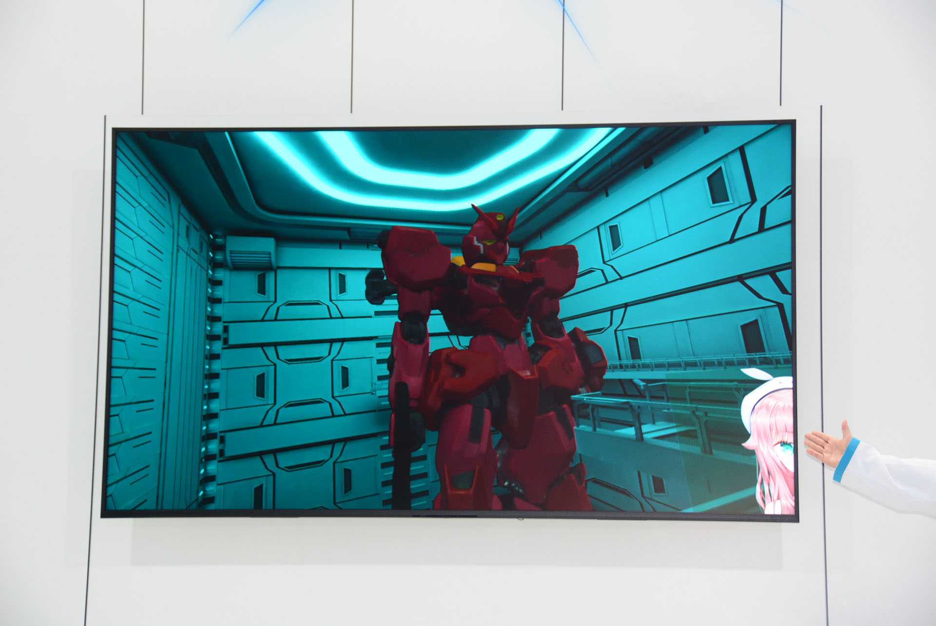 続いてはハンガー。手の中のガンプラが18メートルサイズに巨大化する！