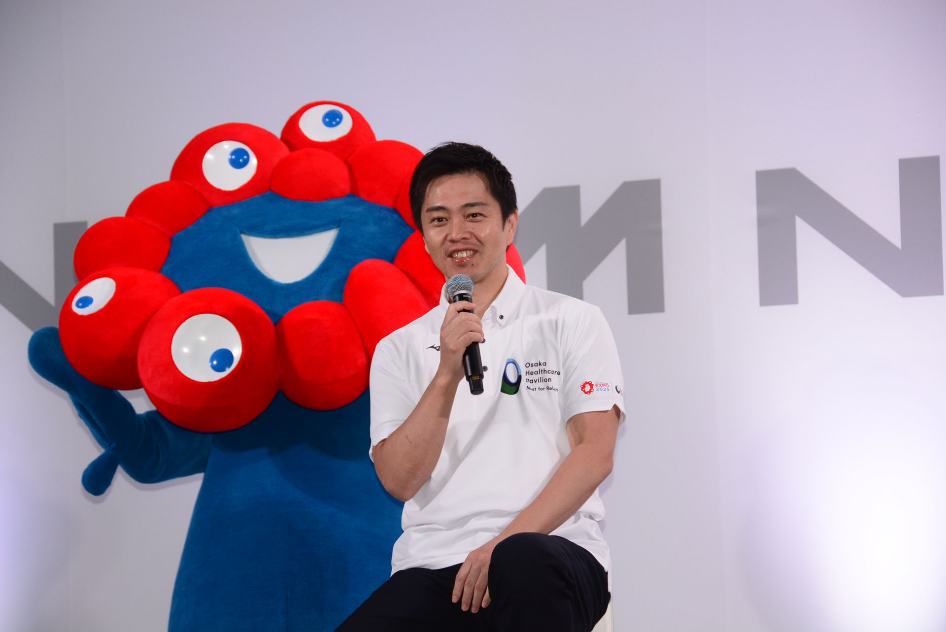 関西・大阪パビリオンの推進委員会会長である大阪府知事の吉村洋文氏と、公式キャラクターのミャクミャク