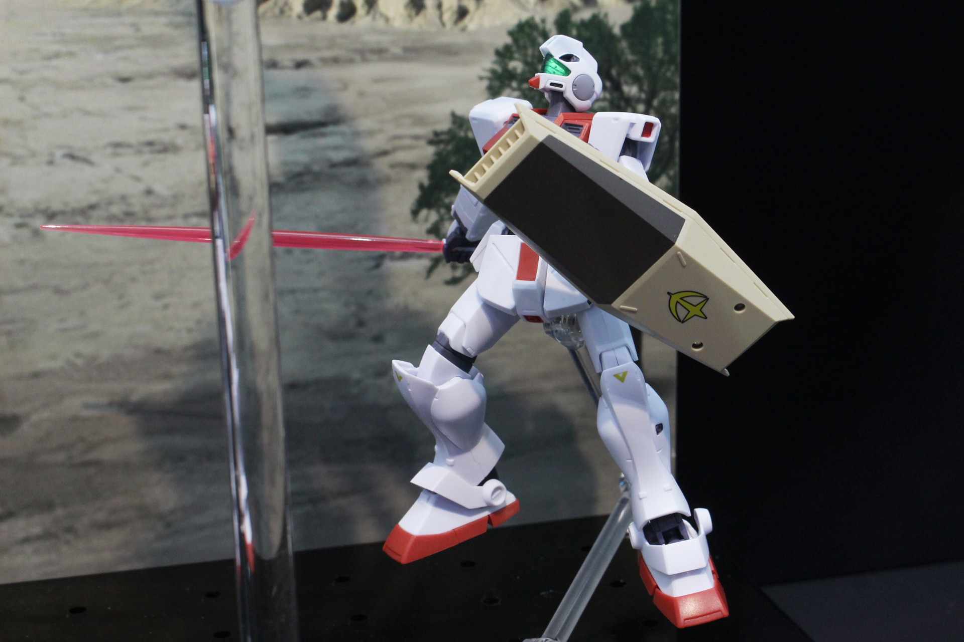 BD1号機に搭乗前の主人公ユウ・カジマも搭乗した、モルモット隊のシールドを装備したジム・コマンド