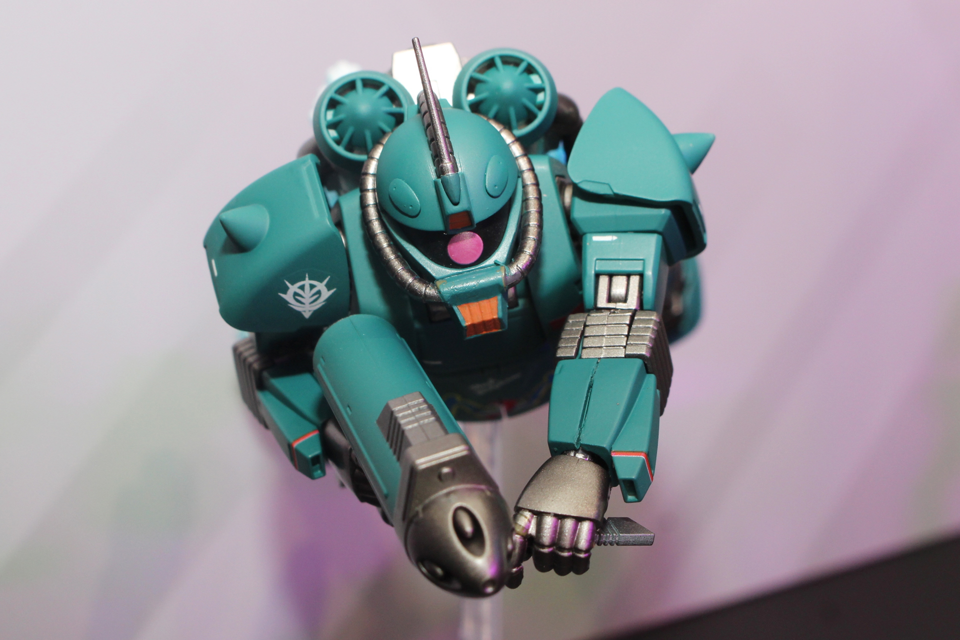 試作された7機のうち、2機が配備されたレッドドルフィン隊の機体で、青緑のカラーリングで、右肩に4連装ロケット・ポッドを装備している