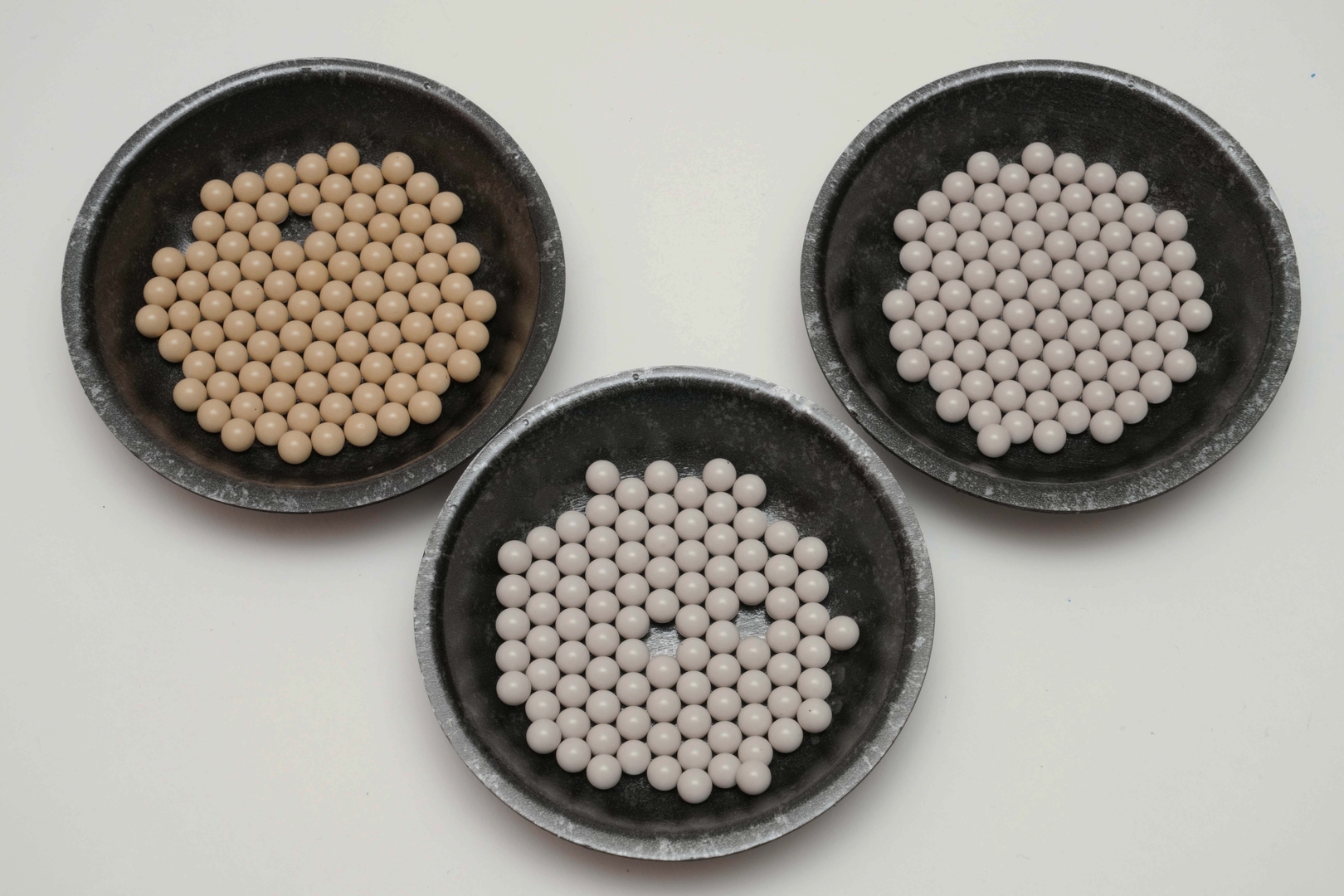 左上が0.2g弾、中央下が0.25g弾、右上が0.28g弾