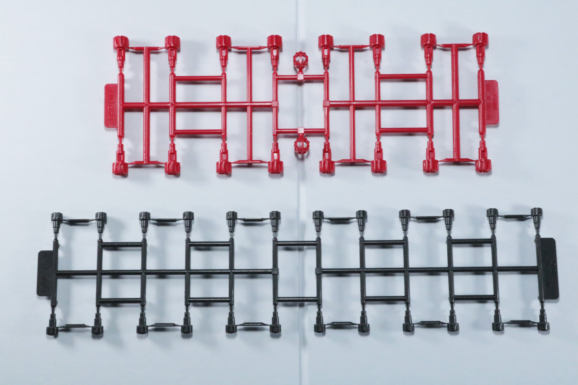 脚部の各部を固定するCAPパーツ