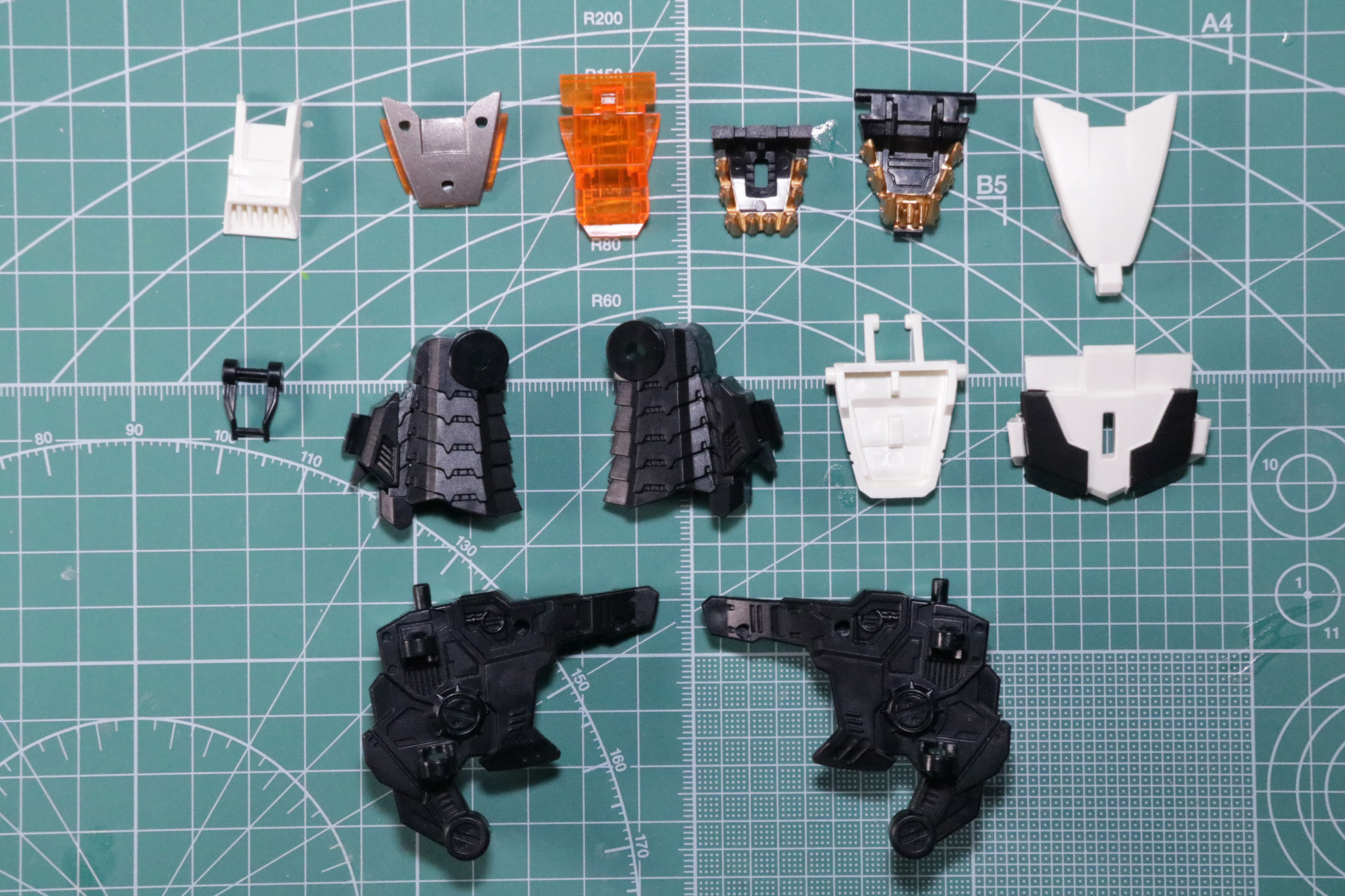 頭部の目のようなバイザーや鋭いゴールドの牙、小さい耳の造形もしっかり再現されている