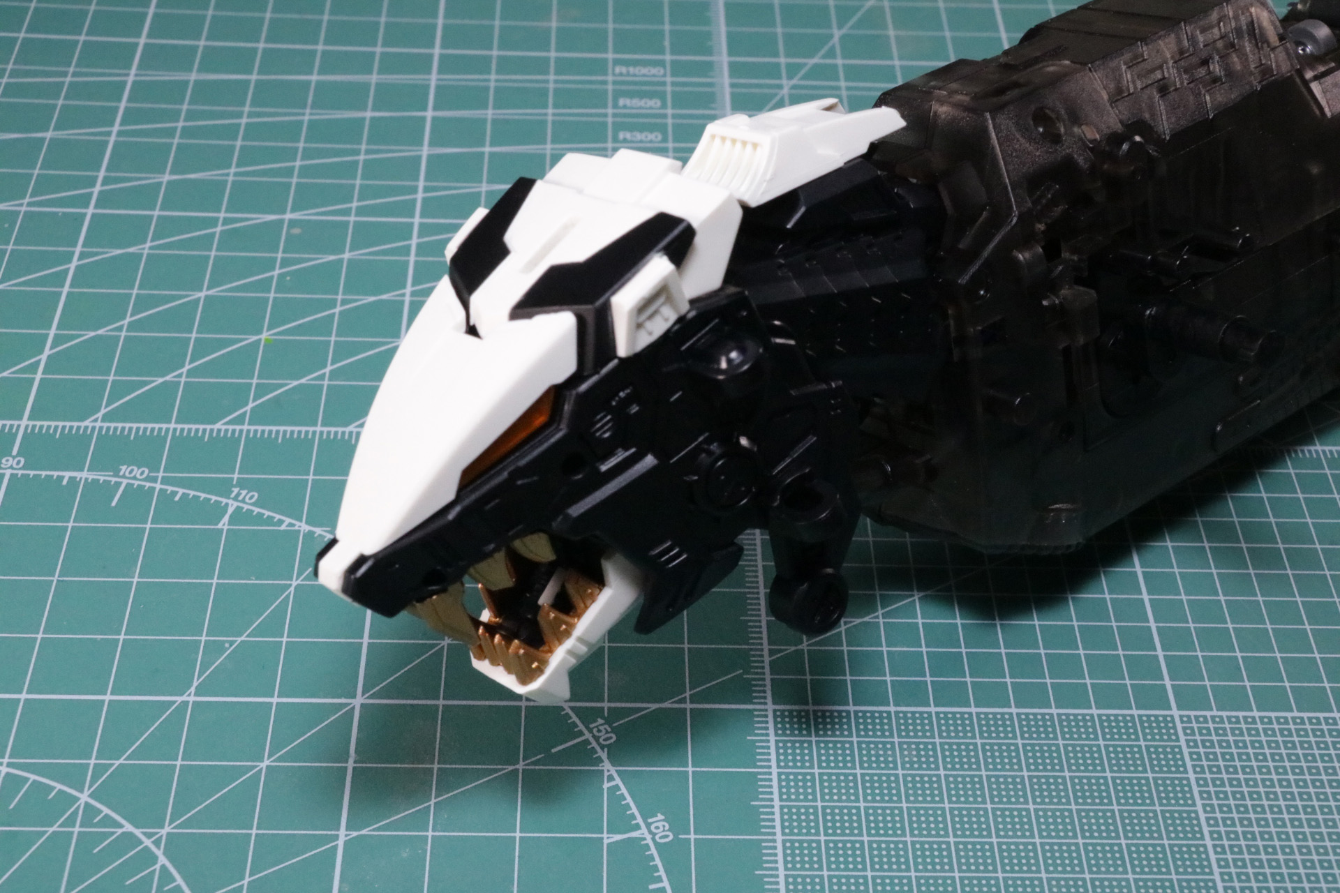 頭部の目のようなバイザーや鋭いゴールドの牙、小さい耳の造形もしっかり再現されている