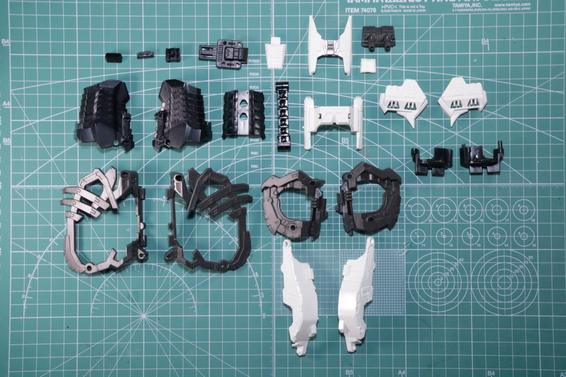 あばら骨や背骨などの造形の生命体らしさを出しつつ、蛇腹の腹部や白の装甲などメカらしさもしっかり表現されている