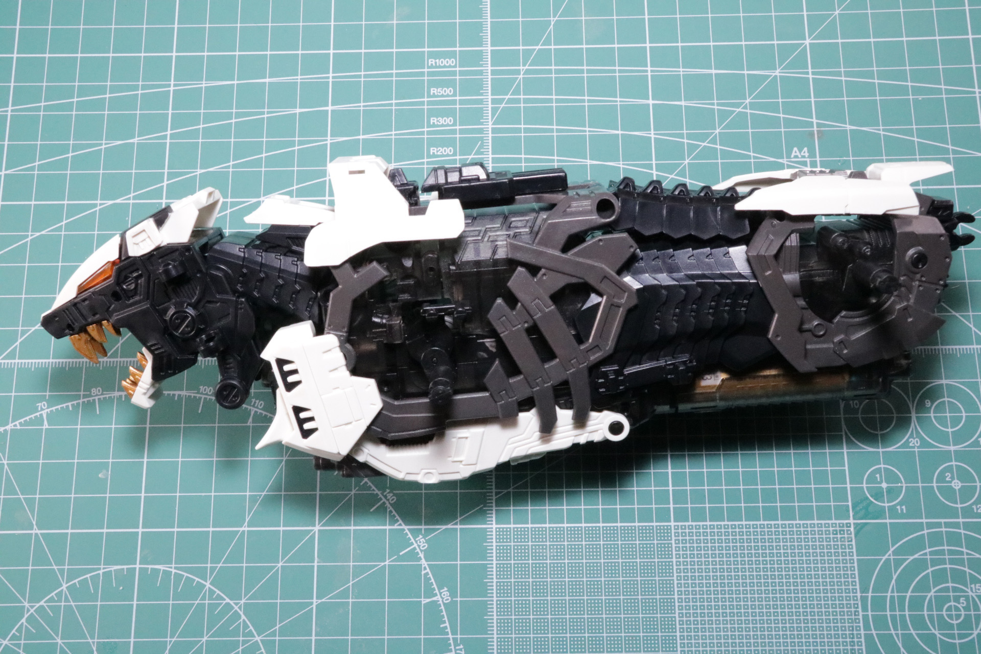 あばら骨や背骨などの造形の生命体らしさを出しつつ、蛇腹の腹部や白の装甲などメカらしさもしっかり表現されている