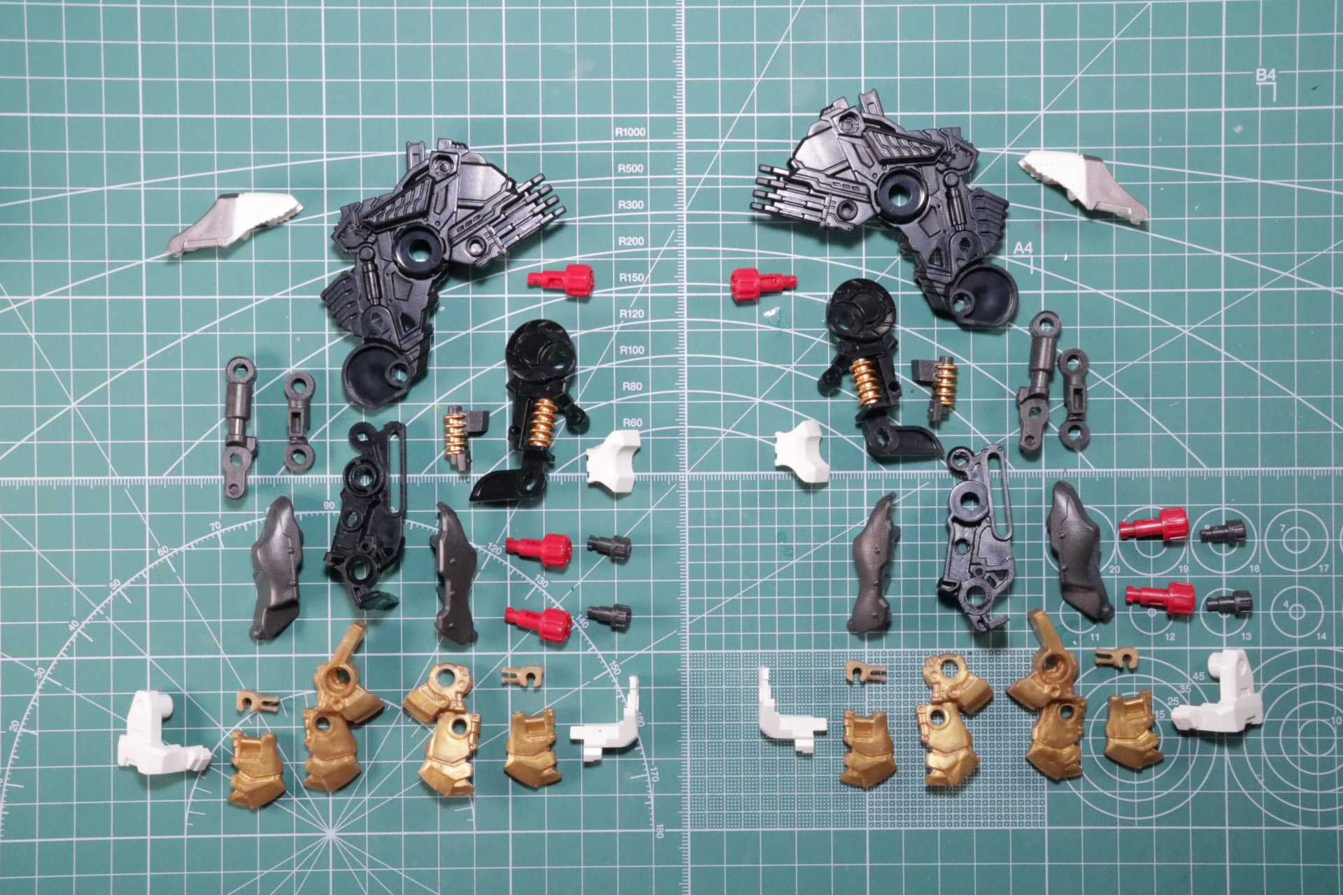 力強い後ろ脚の造形表現に加え、メカニック描写も見える