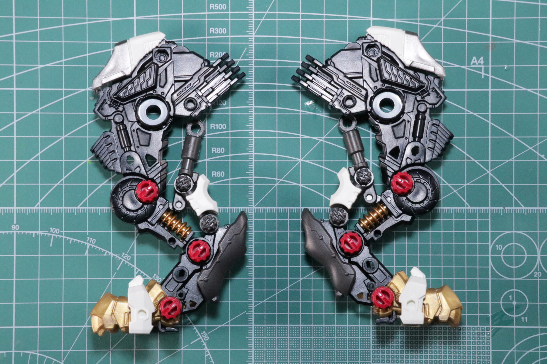 力強い後ろ脚の造形表現に加え、メカニック描写も見える