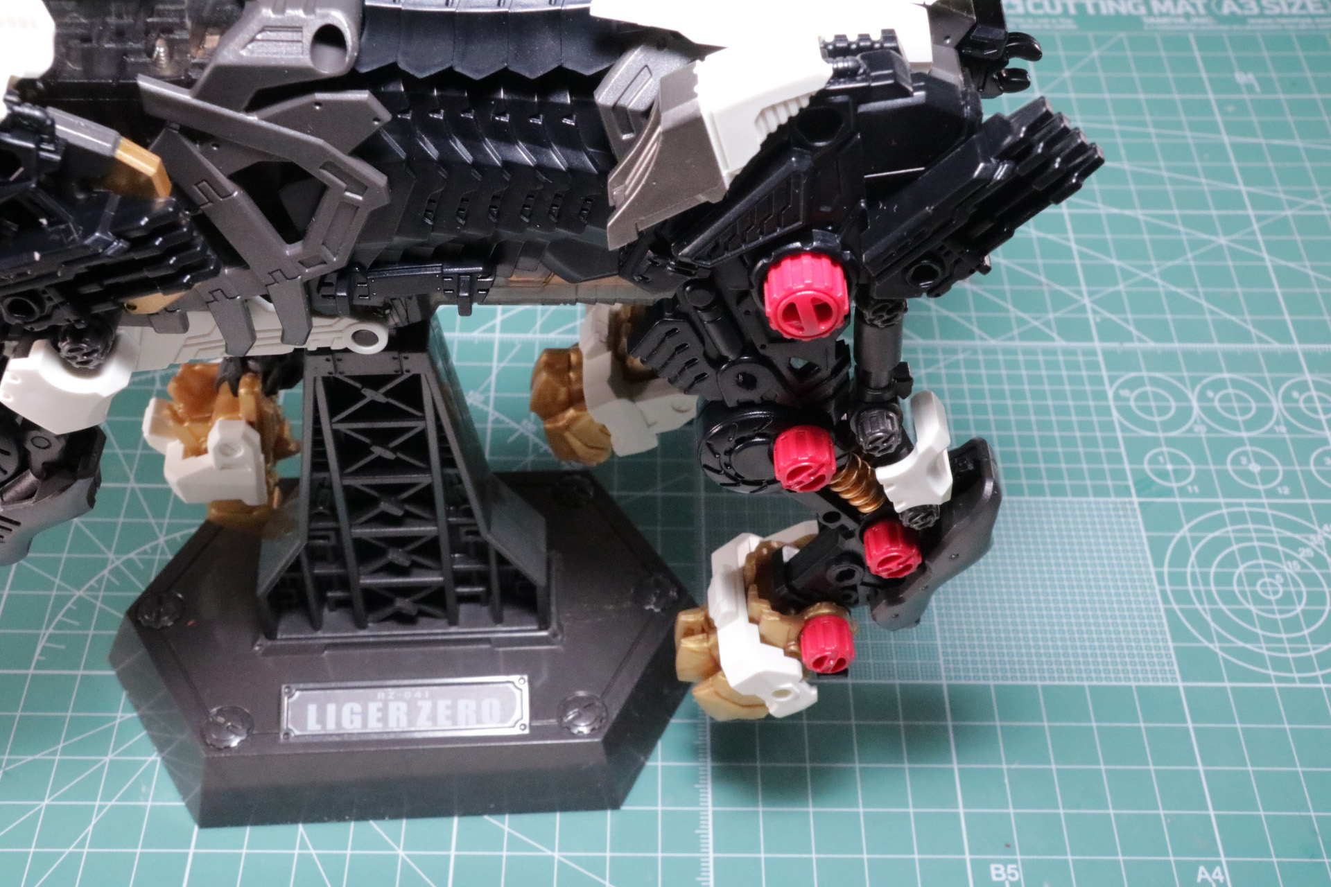 後ろ脚の取り付け