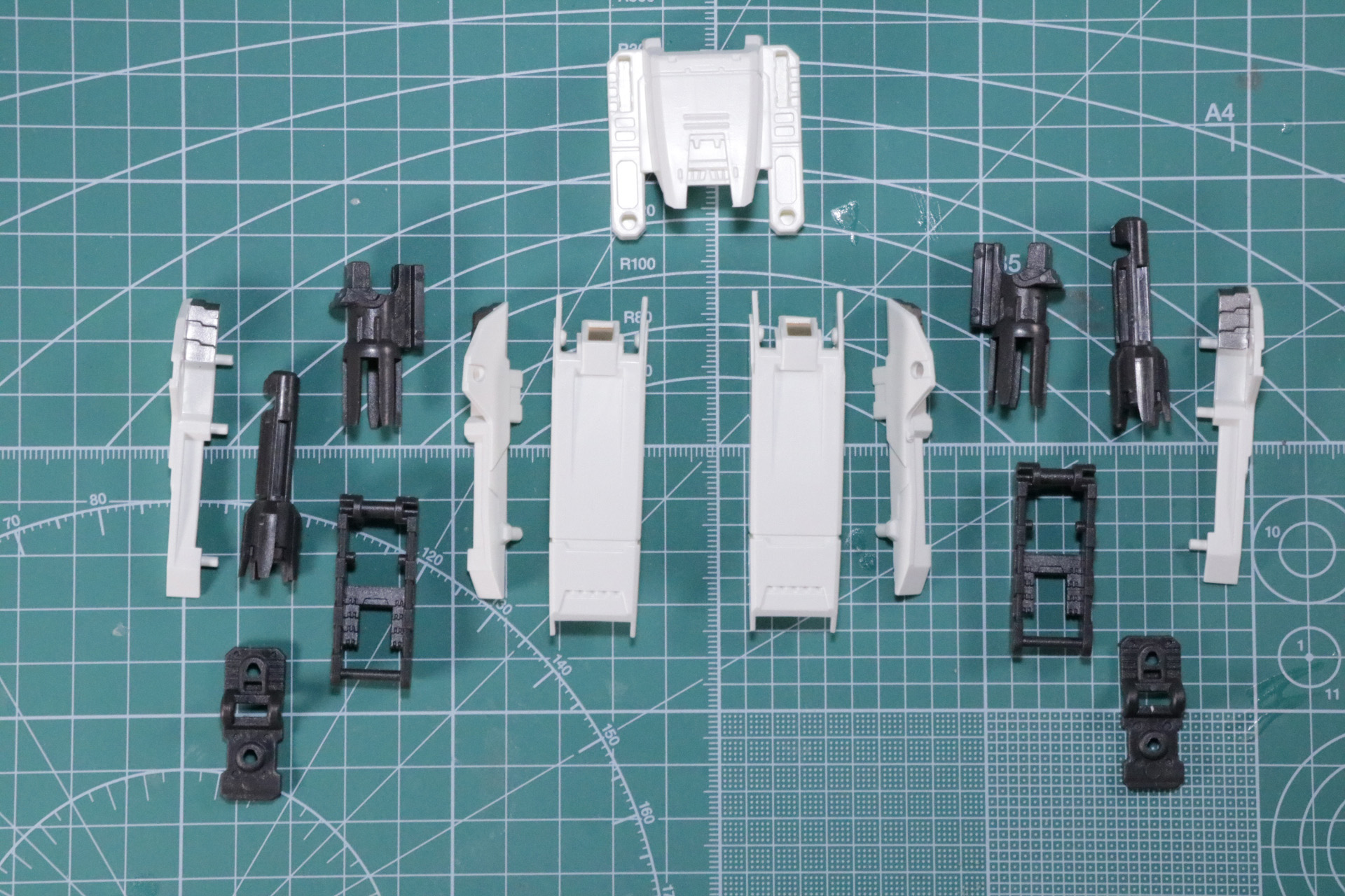内部のノズルパーツと外装パーツが連動する仕組みとなっており、劇中の展開ギミックが再現可能