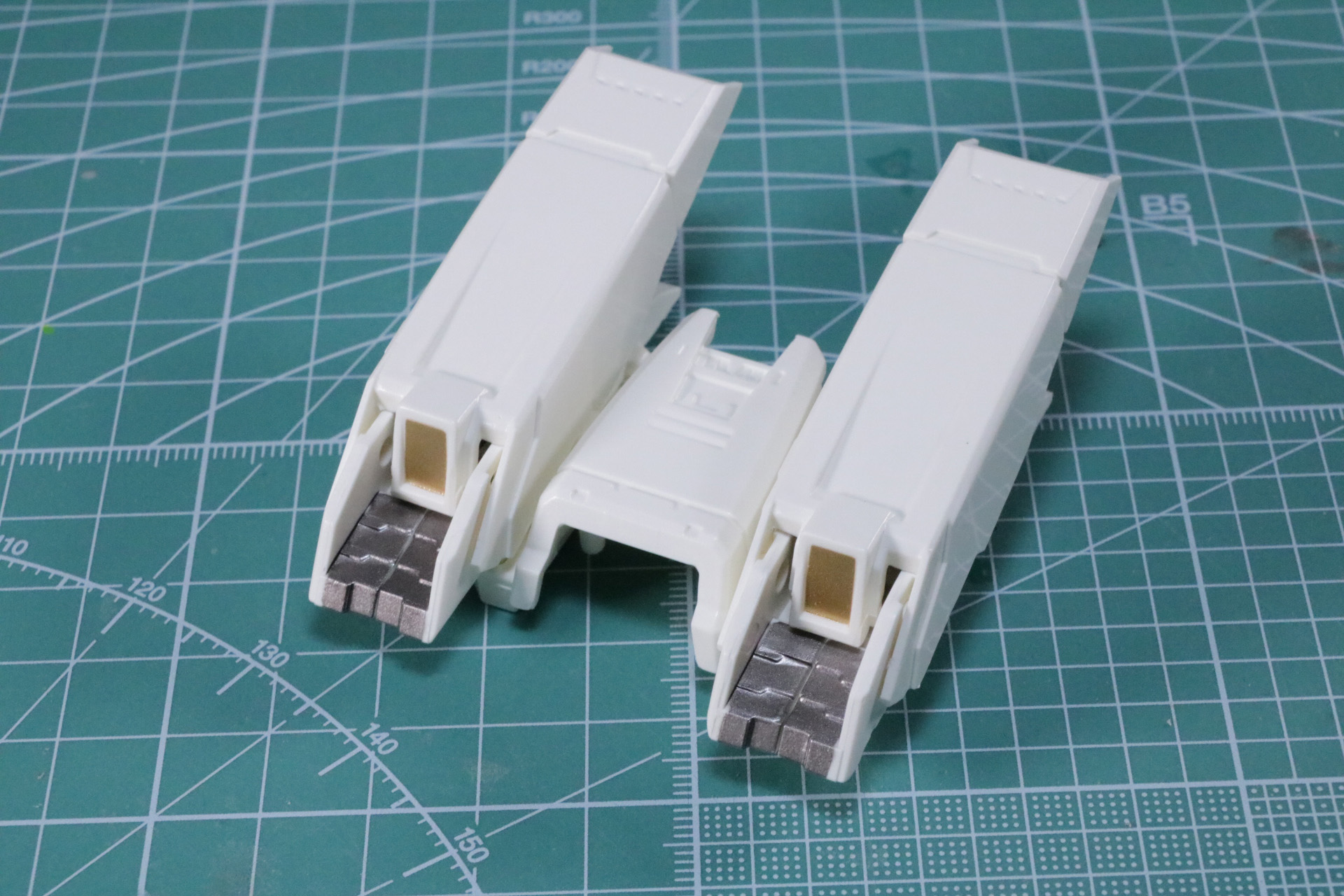 内部のノズルパーツと外装パーツが連動する仕組みとなっており、劇中の展開ギミックが再現可能