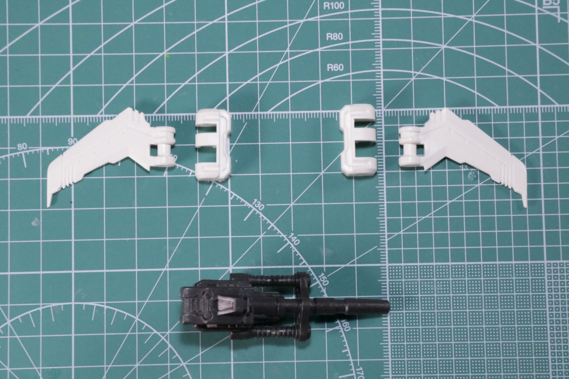 ダウンフォーススタビライザーは脇腹に装着。劇中同様に展開することが可能