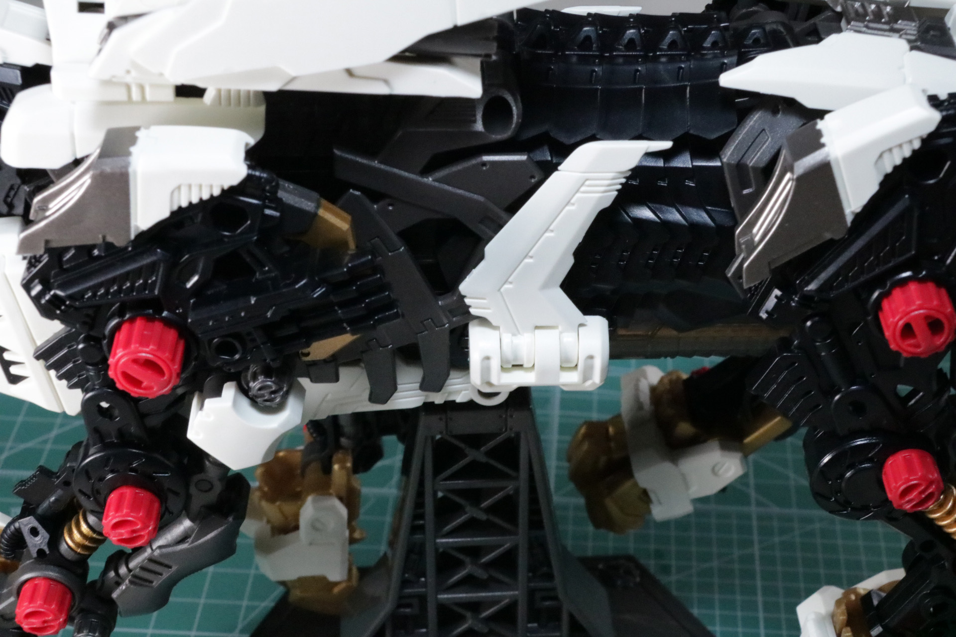 ダウンフォーススタビライザーは脇腹に装着。劇中同様に展開することが可能