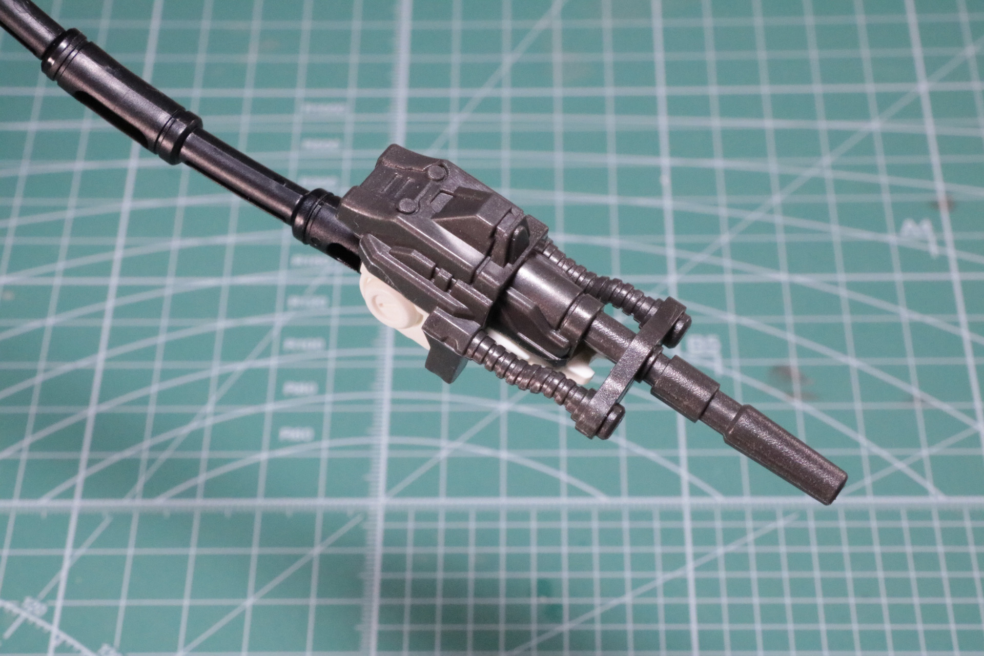 尻尾の先端に取り付けたAZ108mmハイデンシティビームガン。緻密な造形で迫力あるものとなってる