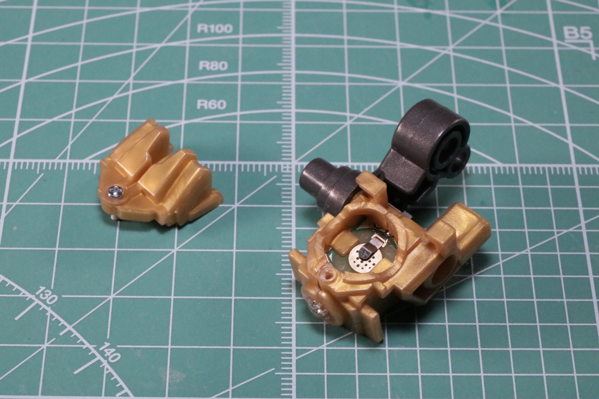 LED発光ユニットにボタン電池を入れて発光を確認