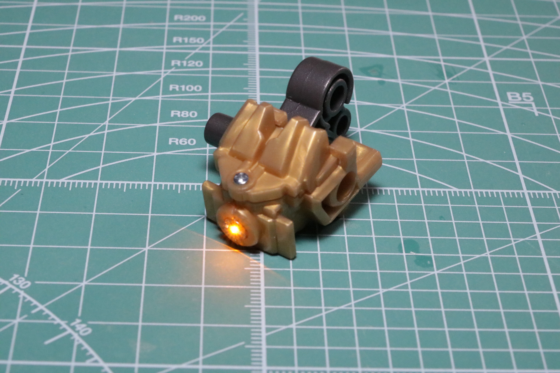 LED発光ユニットにボタン電池を入れて発光を確認