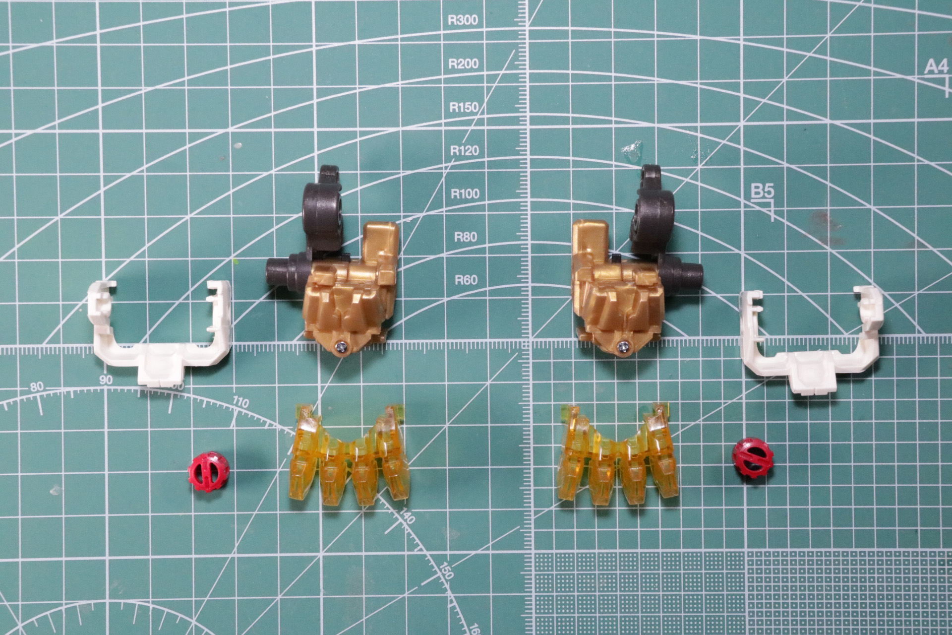 爪部分はクリアパーツとなっている。本パーツは前脚の爪パーツとの付け替えが可能