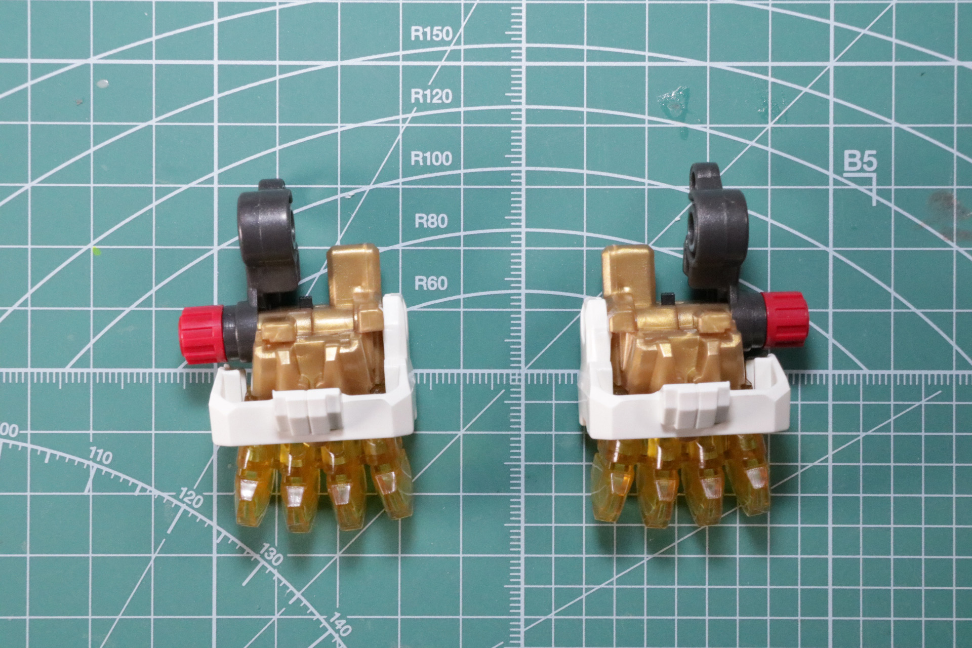 爪部分はクリアパーツとなっている。本パーツは前脚の爪パーツとの付け替えが可能