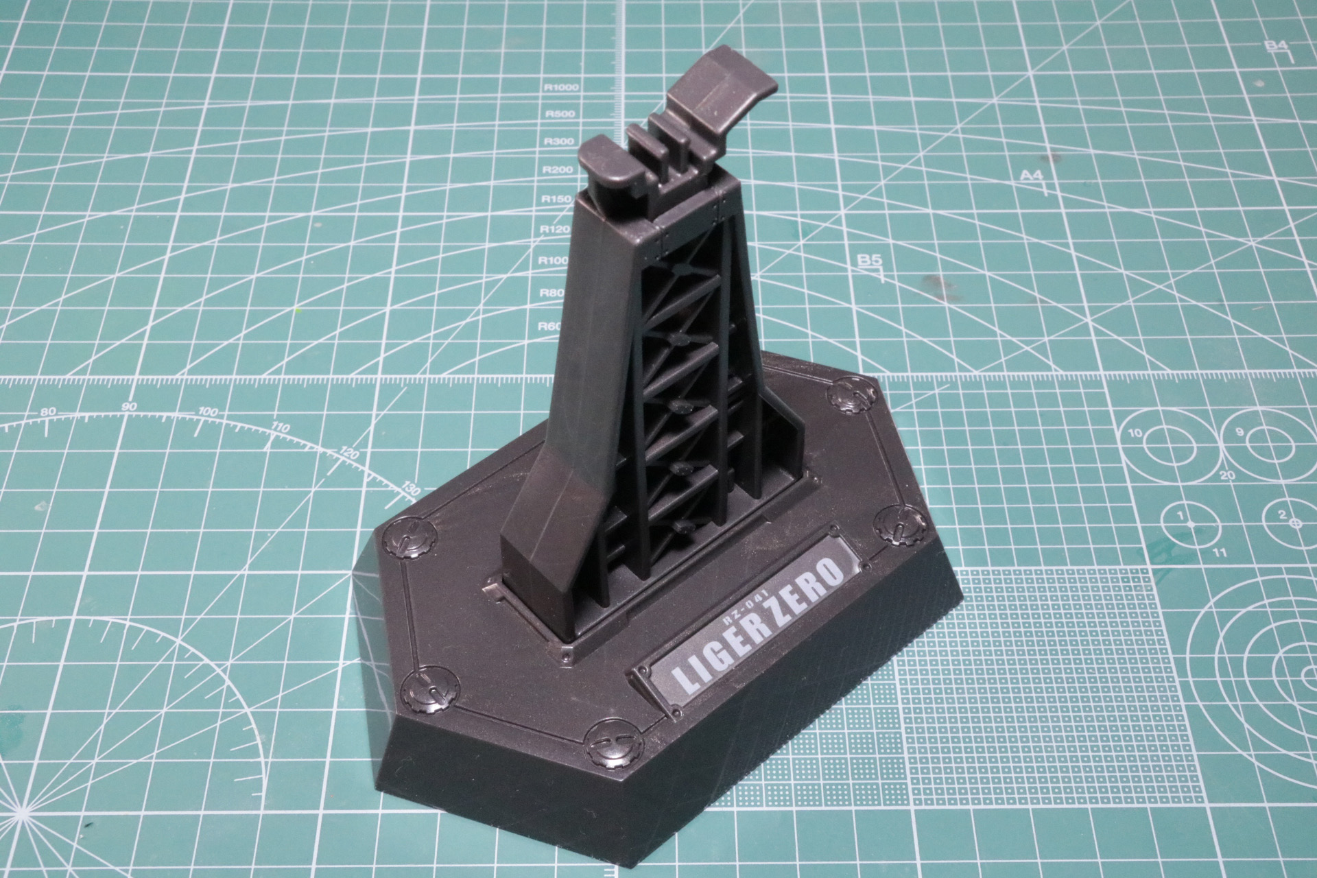 専用台座はラベルシールを貼り、支柱と接続パーツを合わせて完成する