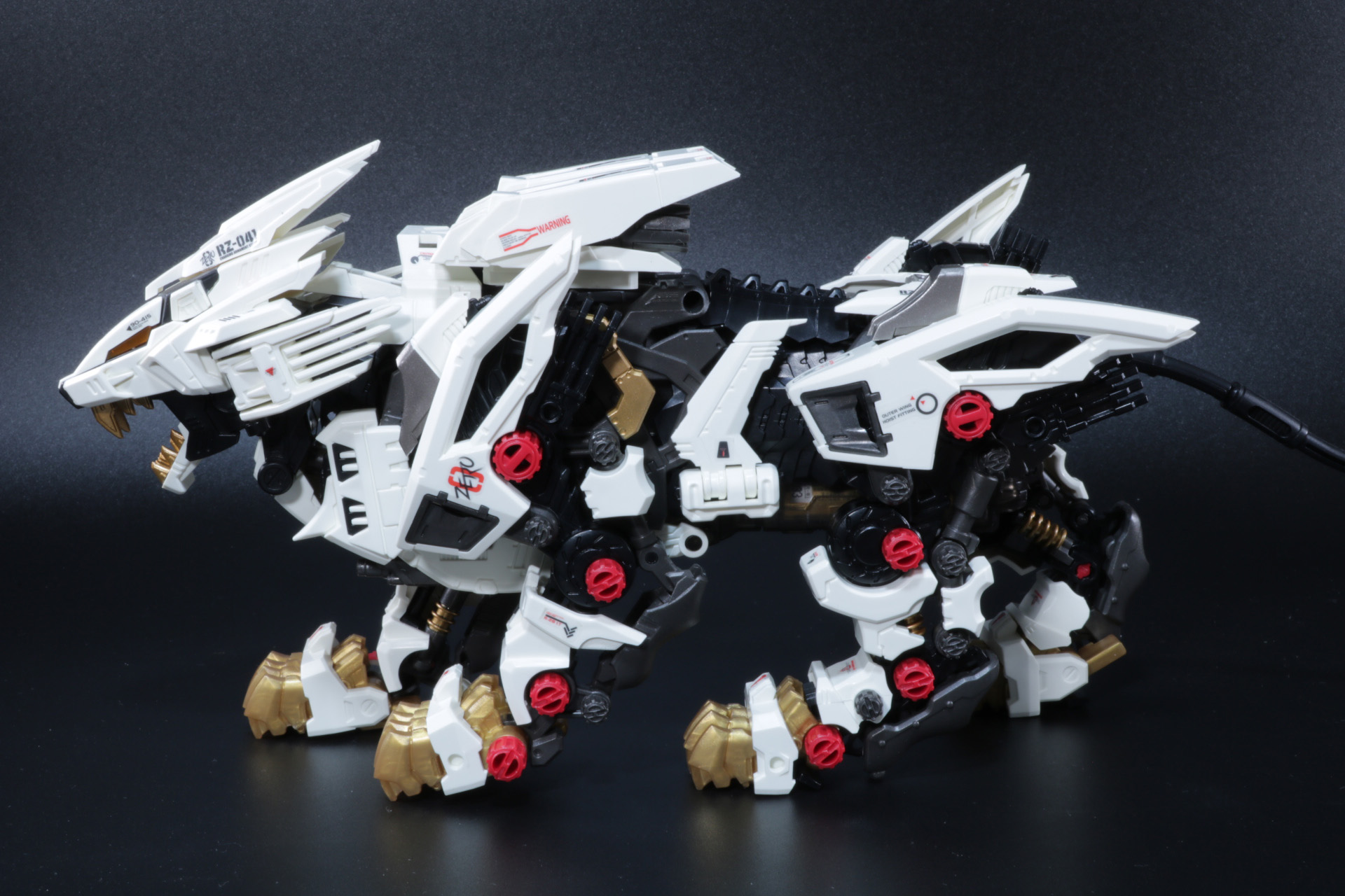 頭部ハッチを開けるとコックピットの左右にもクリアパーツが配置され、「AZ-01 ブレードライガー」とのつながりも感じられる