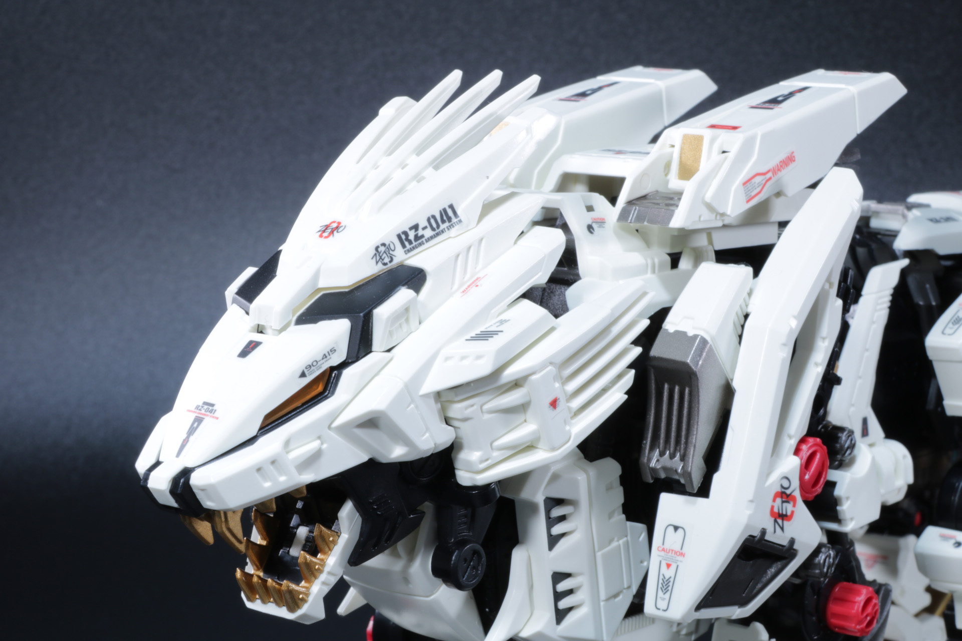 頭部ハッチを開けるとコックピットの左右にもクリアパーツが配置され、「AZ-01 ブレードライガー」とのつながりも感じられる