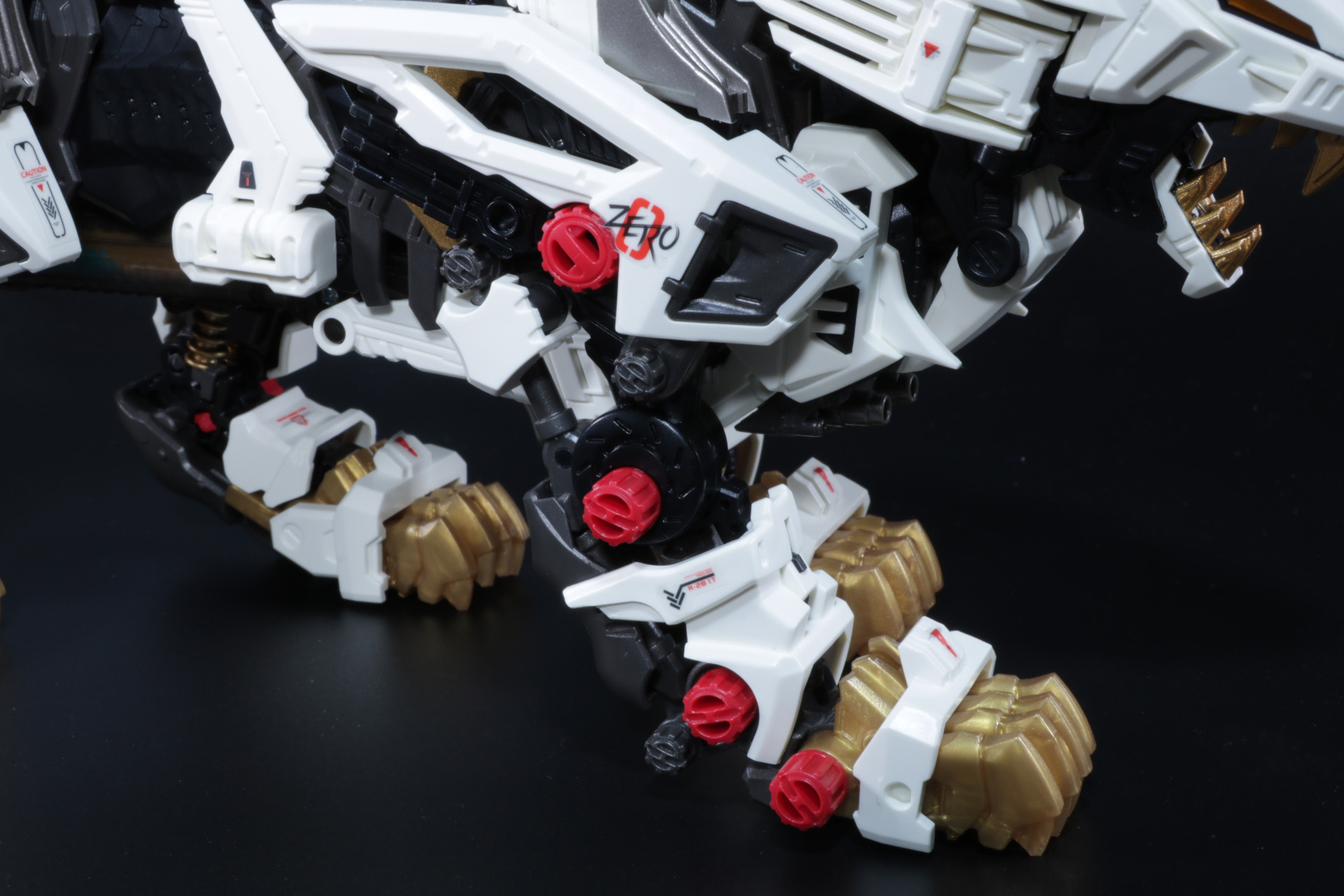 頭部ハッチを開けるとコックピットの左右にもクリアパーツが配置され、「AZ-01 ブレードライガー」とのつながりも感じられる